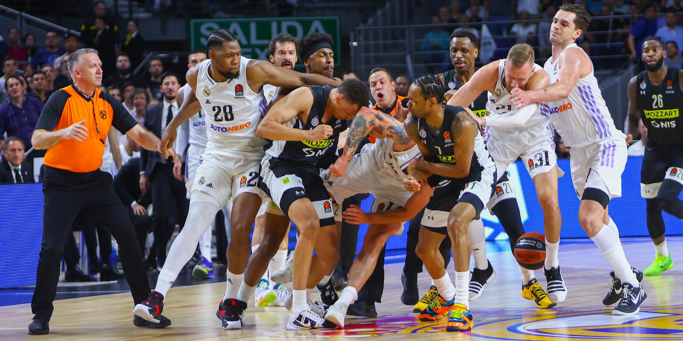 Massenschlägerei beim Basketball-EuroLeague Spiel zwischen Real Madrid und Partizan Belgrad