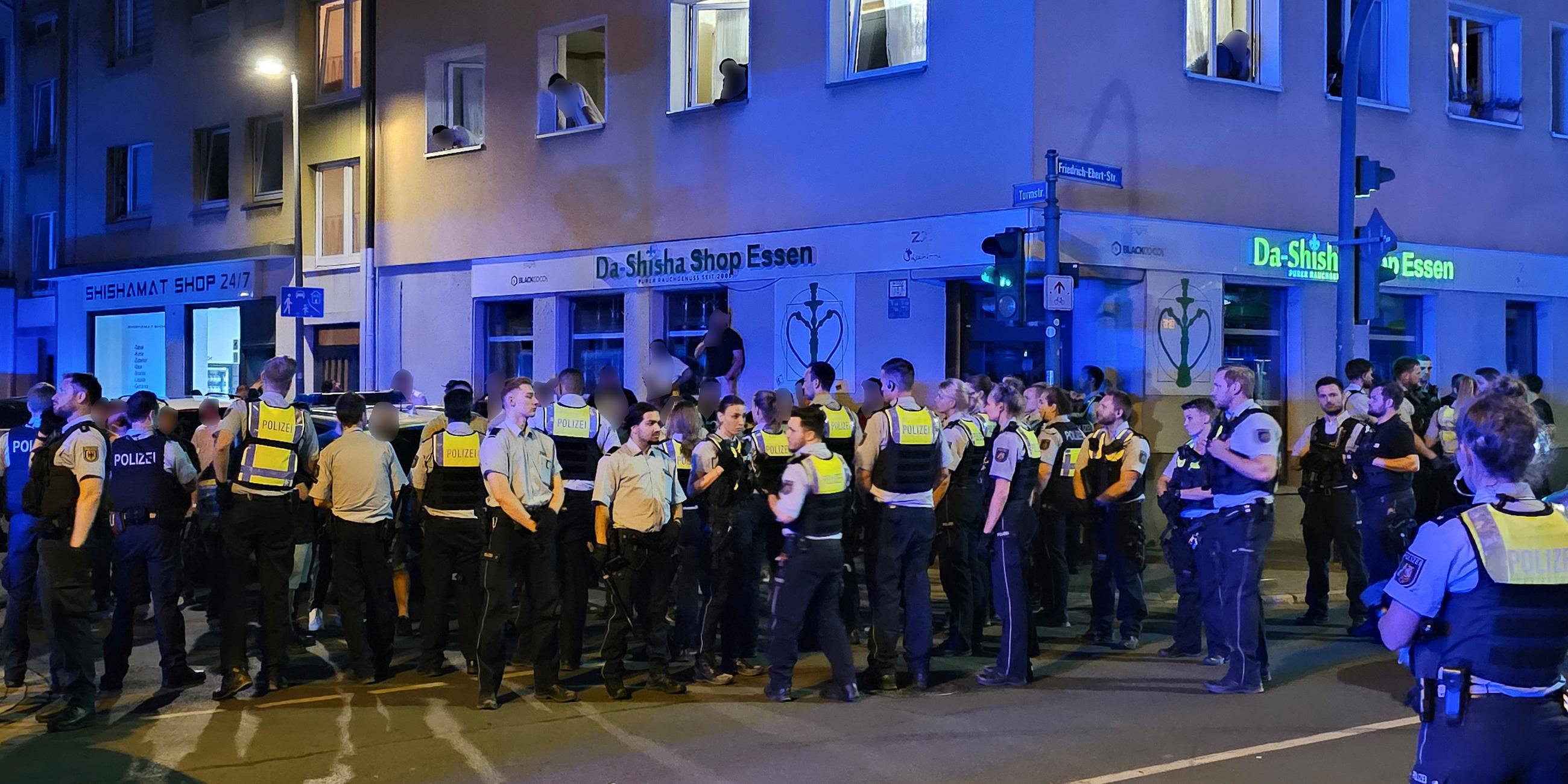 Nordrhein-Westfalen, Essen: Polizisten bewachen mutmaßliche Teilnehmer einer Massenschlägerei in der Essener Innenstadt. Archivbild