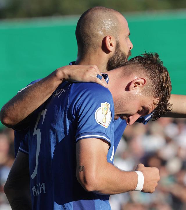 Matej Maglica (SV Darmstadt 98) jubelt über das 0:1 im DFB-Pokal-Erstrundenspiel gegen den VfB Lübeck.