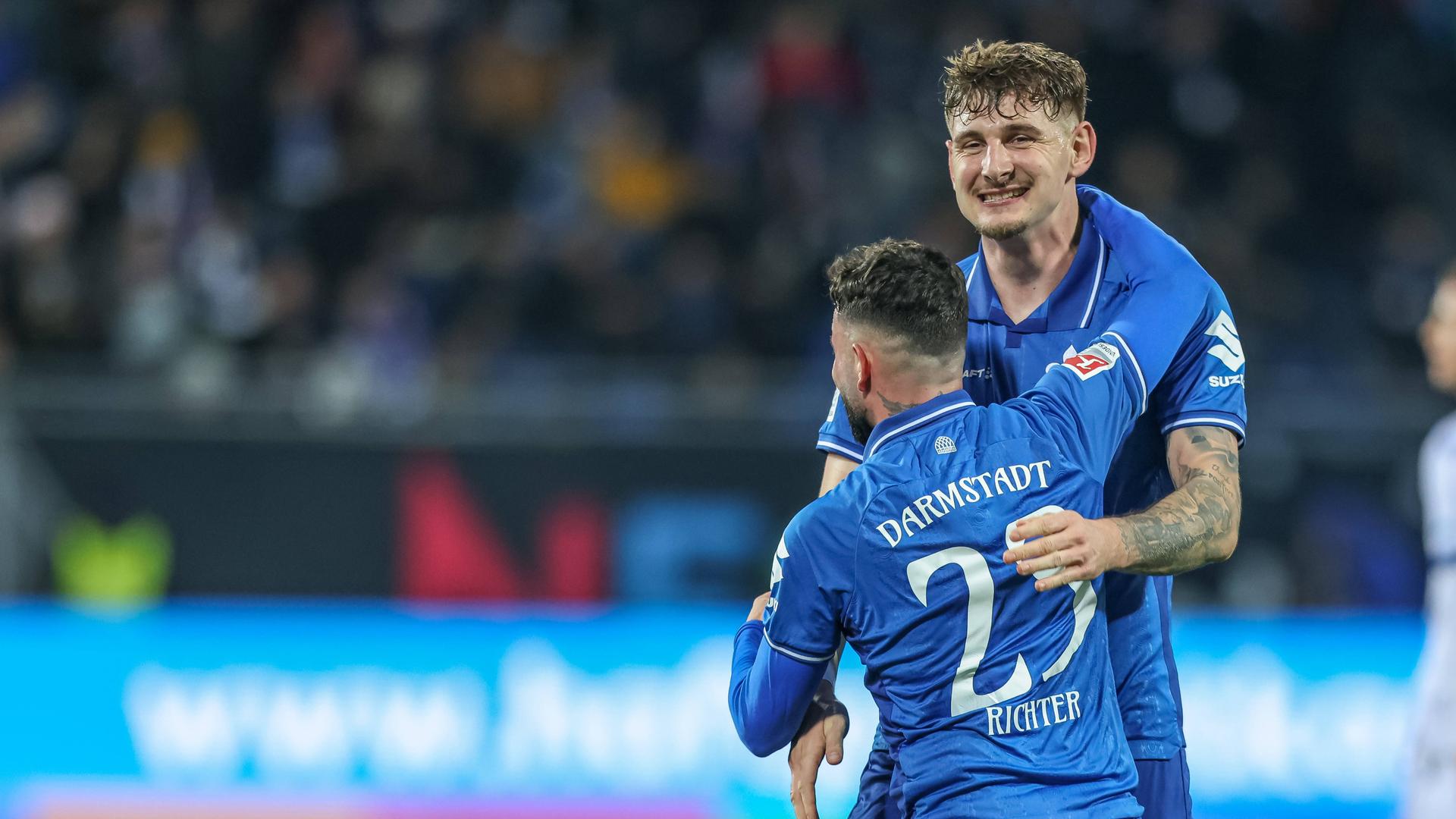 Matej Maglica (SV Darmstadt 98) jubelt. 