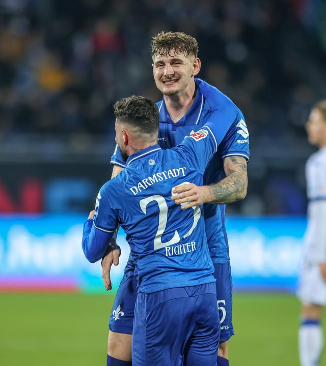 Matej Maglica (SV Darmstadt 98) jubelt. 