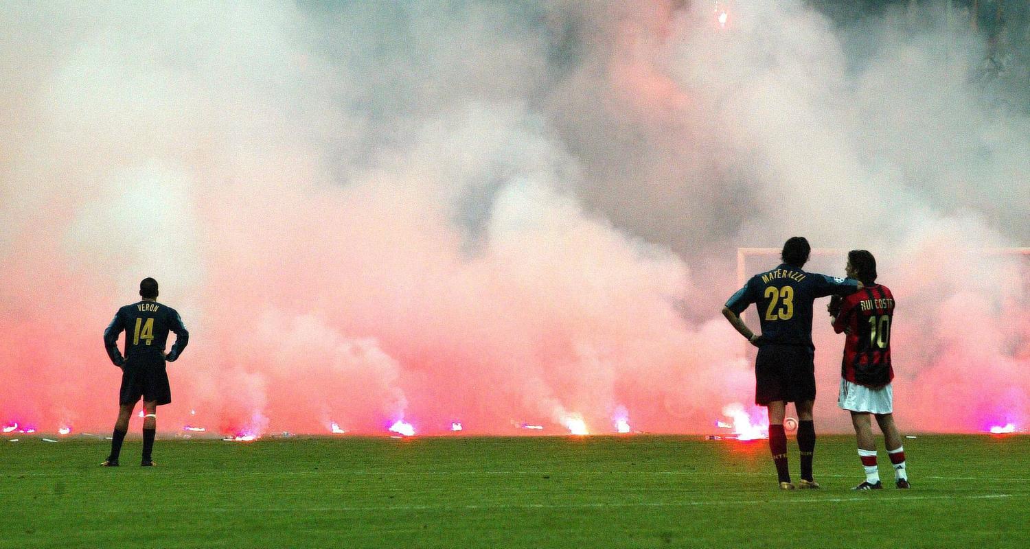 Skandalderby 2005: Marco Materazzi (Inter, Mitte) und Rui Costa (Milan, re.) diskutieren gemeinsam über das von Inter-Anhängern angerichtete Pyrofeuer auf dem Spielfeld