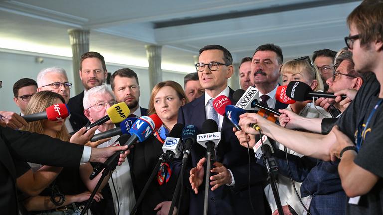 Der ehemalige polnische Ministerpräsident Mateusz Morawiecki spricht auf einer Pressekonferenz im polnischen Parlamentsgebäude in Warschau, Polen.