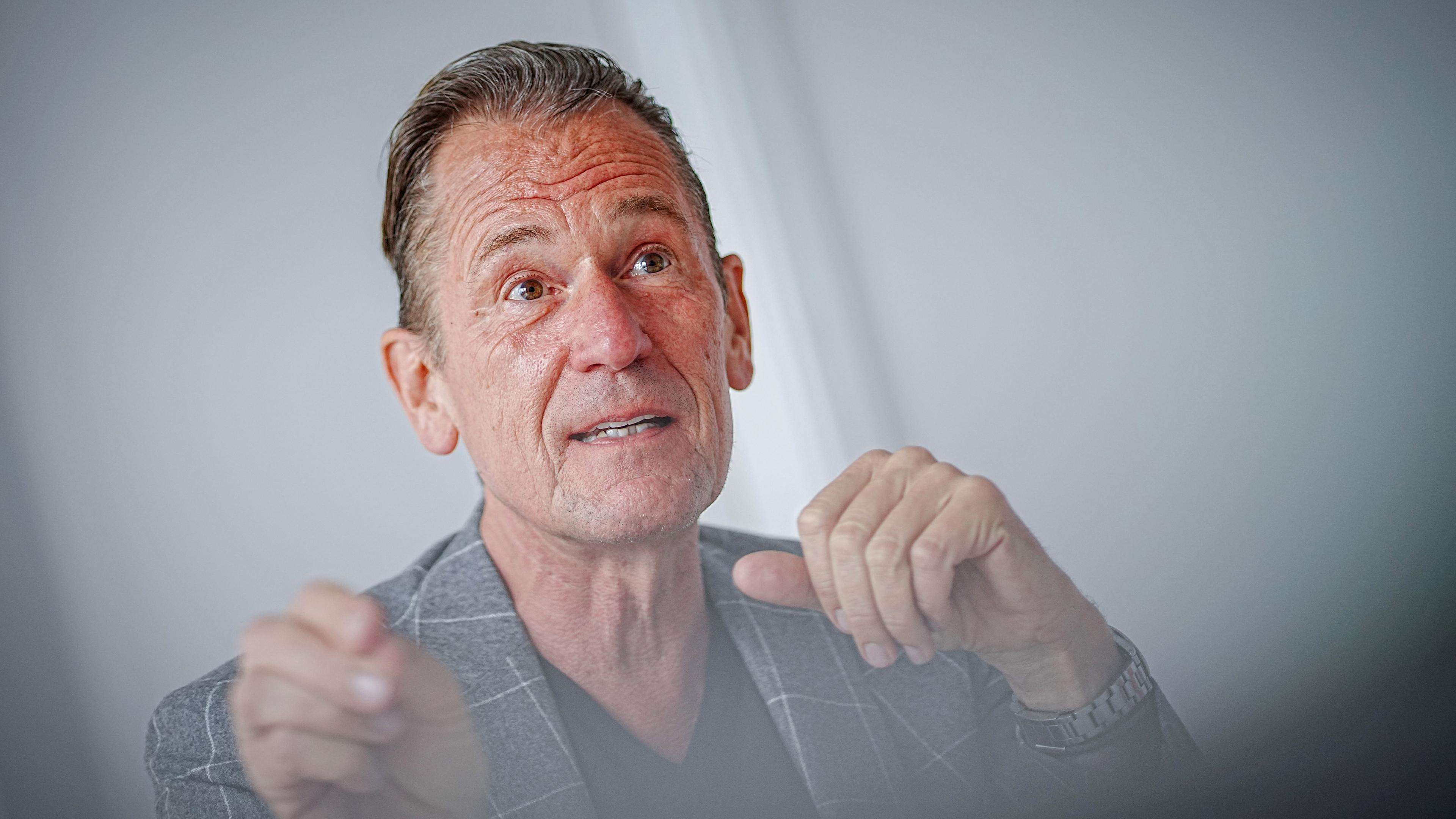 Berlin: Mathias Döpfner, Vorstandsvorsitzender der Axel Springer SE, spricht in einem Interview mit Journalisten der Deutschen Presse-Agentur. Archivbild