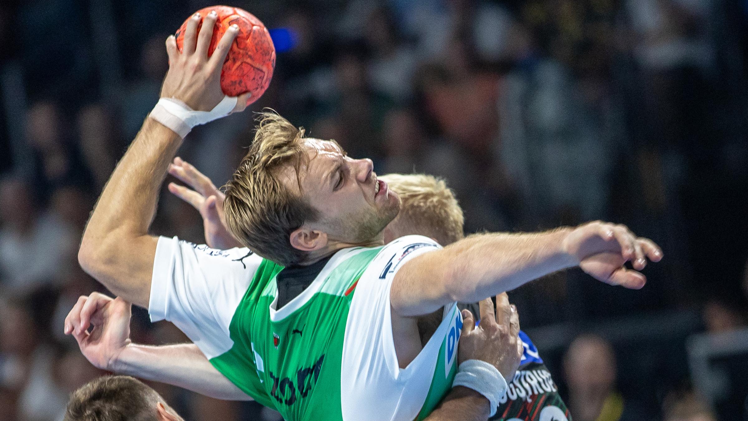  Berlins Mathias Gidsel wirft den Ball auf das Tor gegen Magnus Saugstrup von SC Magdeburg. Am 06.09.2023 in Berlin.