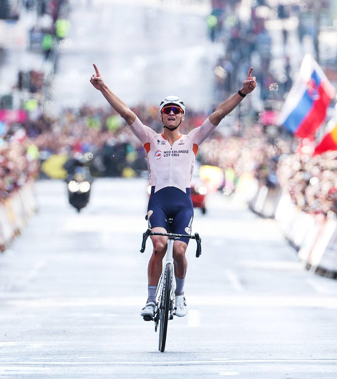 Der Niederländer Mathieu van der Poel jubelt nach seinem Sieg des  Elite-Straßenrennen der Männer bei den Radweltmeisterschaften in Edinburgh, Schottland am 06.08.2023.