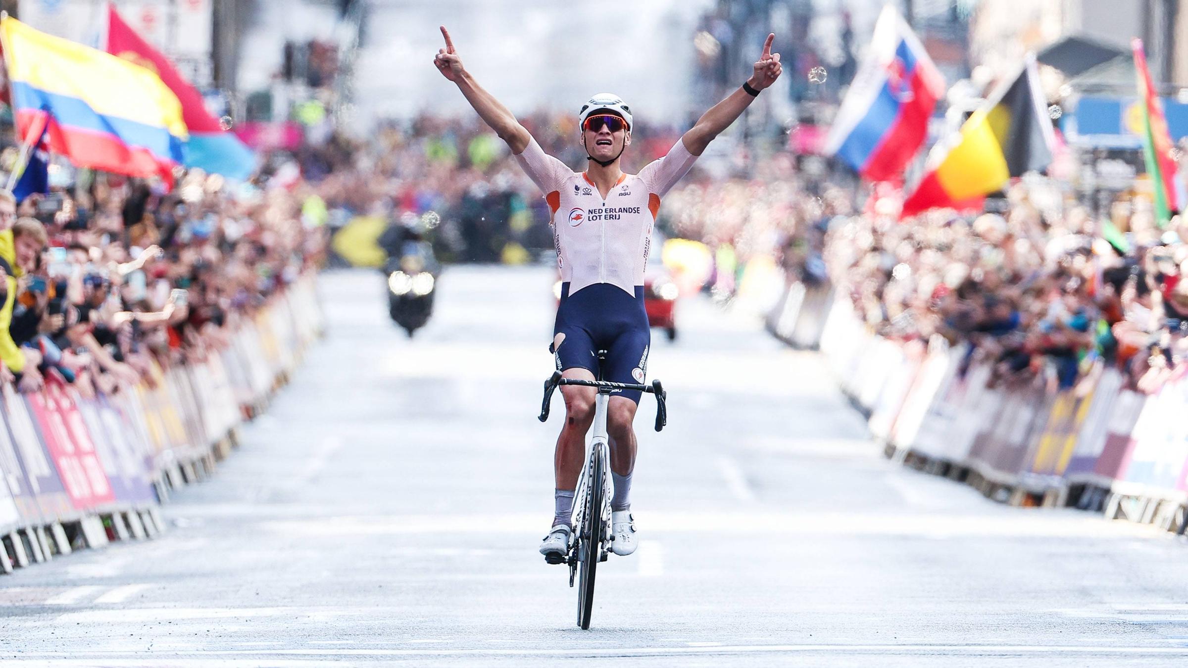Der Niederländer Mathieu van der Poel jubelt nach seinem Sieg des  Elite-Straßenrennen der Männer bei den Radweltmeisterschaften in Edinburgh, Schottland am 06.08.2023.