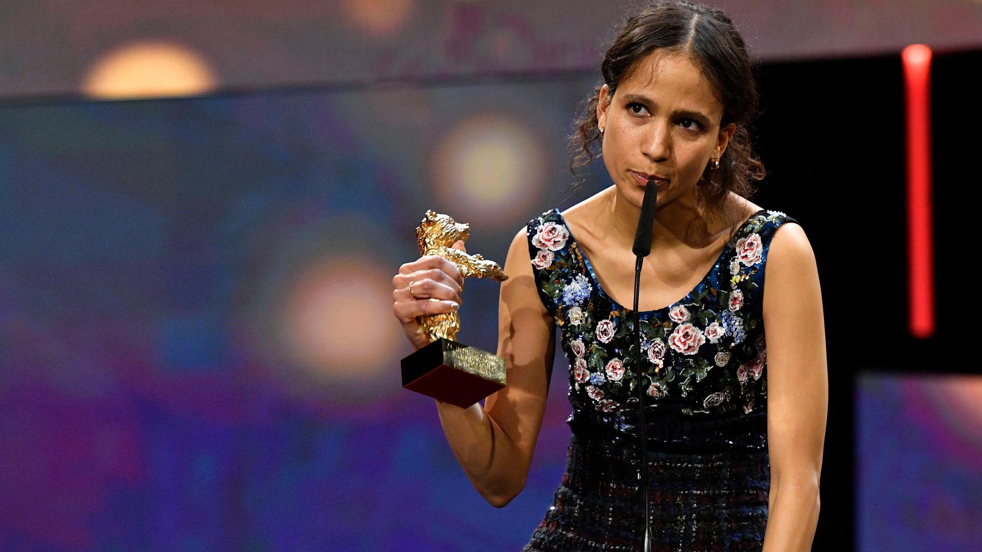 Regisseurin Mati Diop zeigt den Goldenen Bären, den sie für ihren Dokumentarfilm "Dahomey" bei den Internationalen Filmfestspielen Berlinale in Berlin erhalten hat