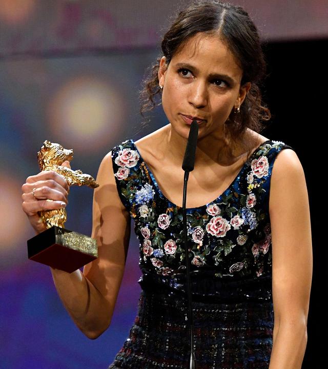 Regisseurin Mati Diop zeigt den Goldenen Bären, den sie für ihren Dokumentarfilm "Dahomey" bei den Internationalen Filmfestspielen Berlinale in Berlin erhalten hat