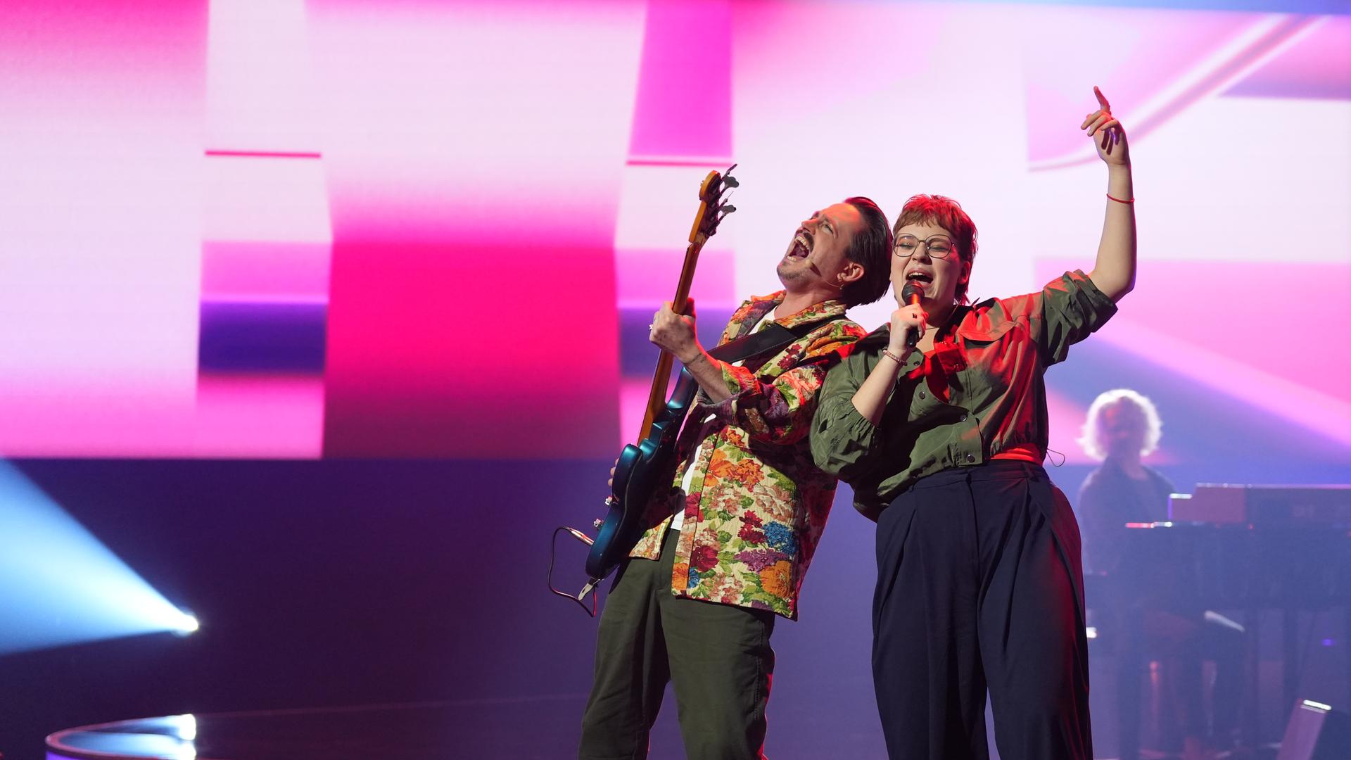 Matilda und Marti im Finale performen auf der "Dein Song" Bühne ihren Song.