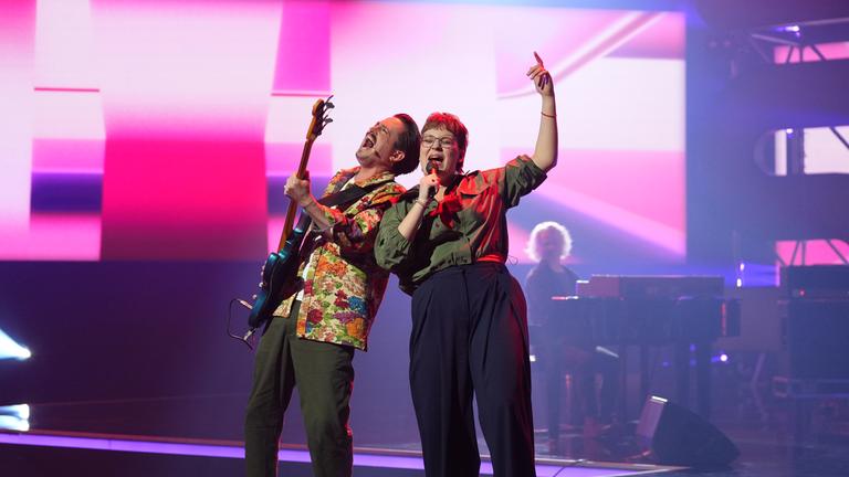 Matilda und Marti im Finale performen auf der "Dein Song" Bühne ihren Song.