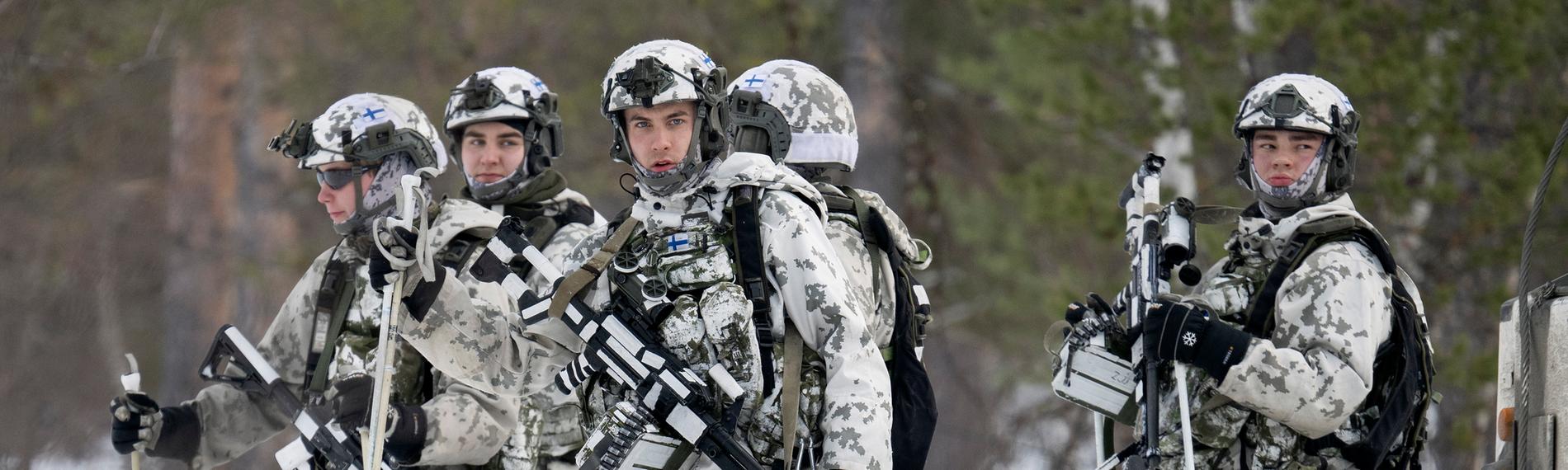 Finnische Jagdeinheiten nehmen an einer gemeinsamen NATO Übung mit schwedischen Soldaten teil. 
