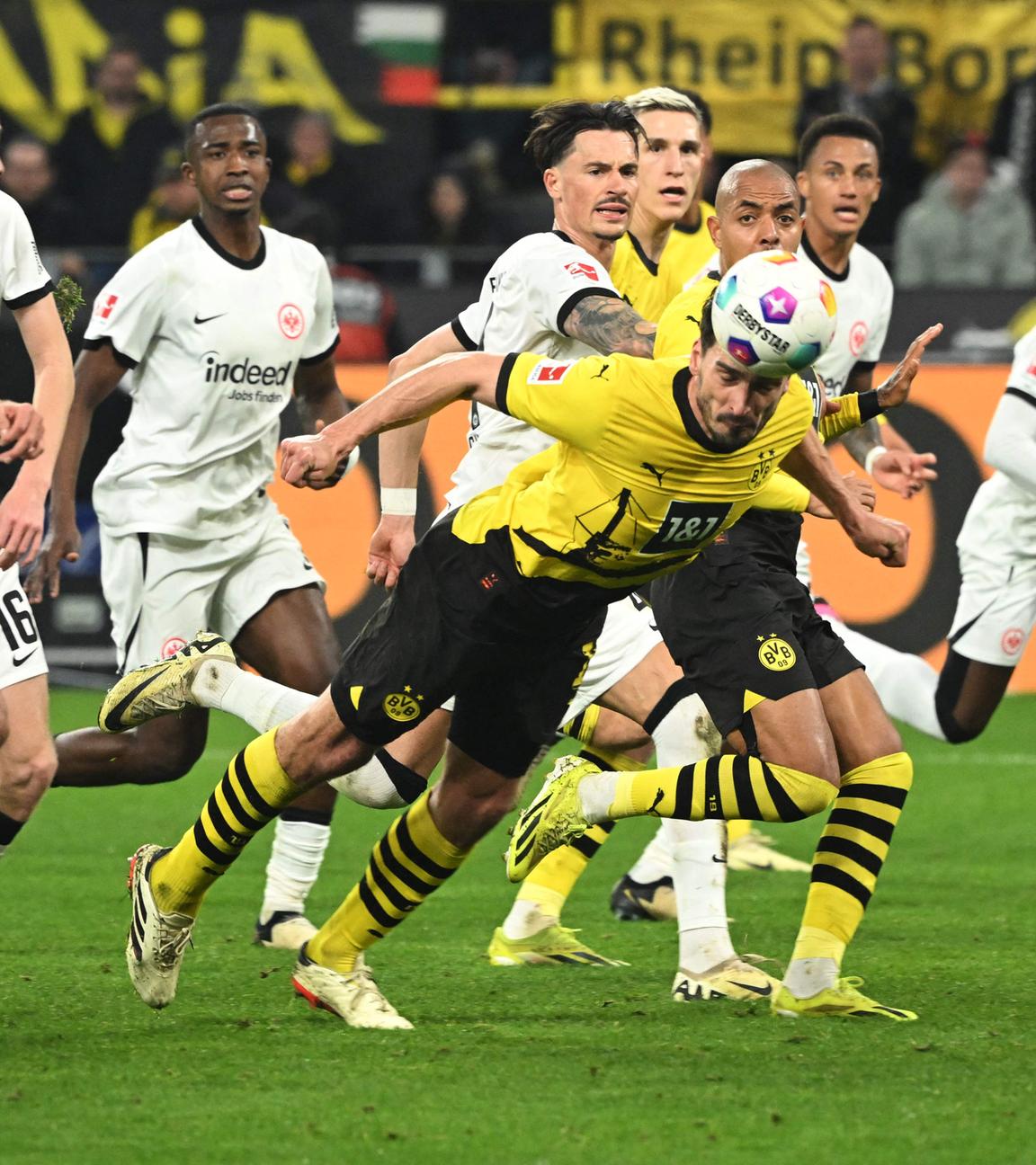 Mats Hummels (Borussia Dortmund) köpft den Ball ins Tor und erzielt das 2:1 gegen Eintracht Frankfurt.