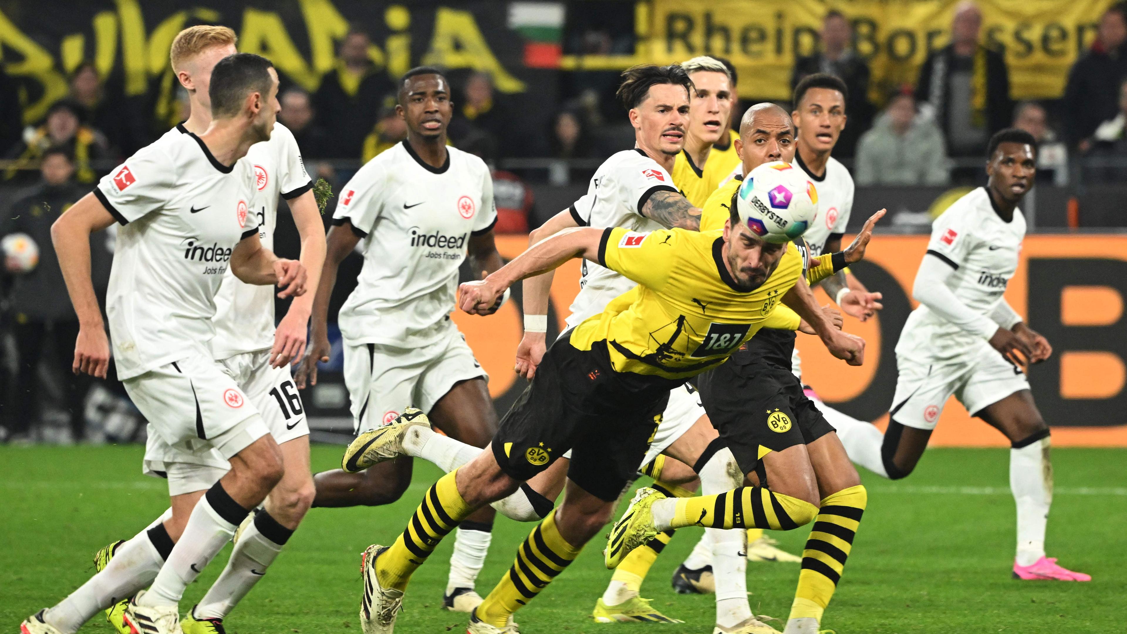 Mats Hummels (Borussia Dortmund) köpft den Ball ins Tor und erzielt das 2:1 gegen Eintracht Frankfurt.