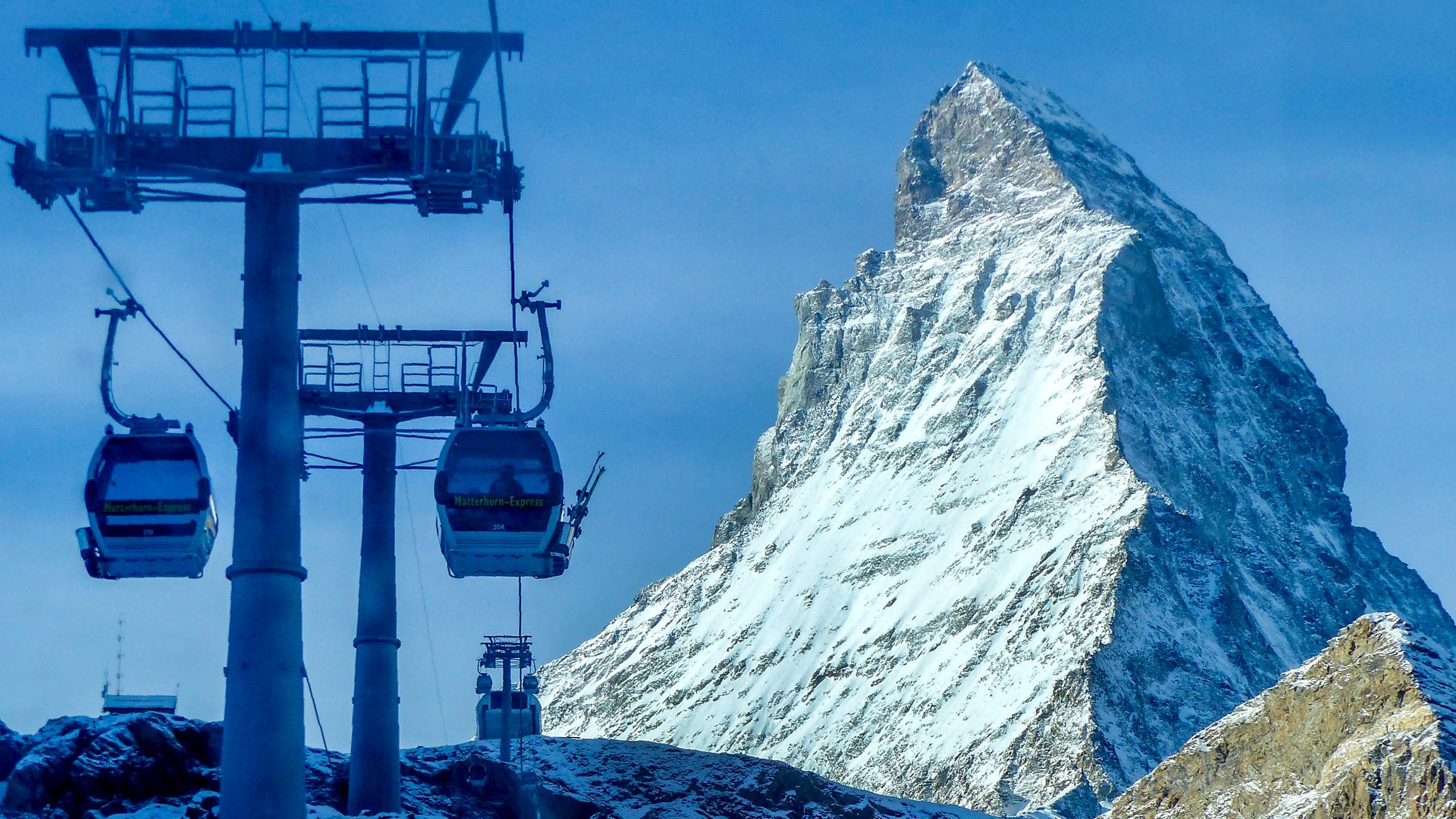 Gondeln vor dem Matterhorn in der Schweiz