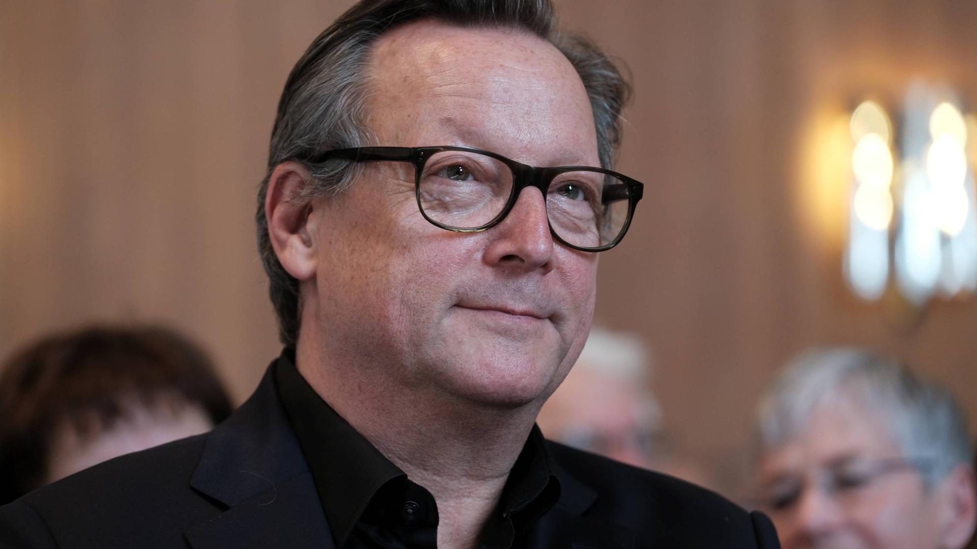 Porträtphoto eines Mannes mit Brille