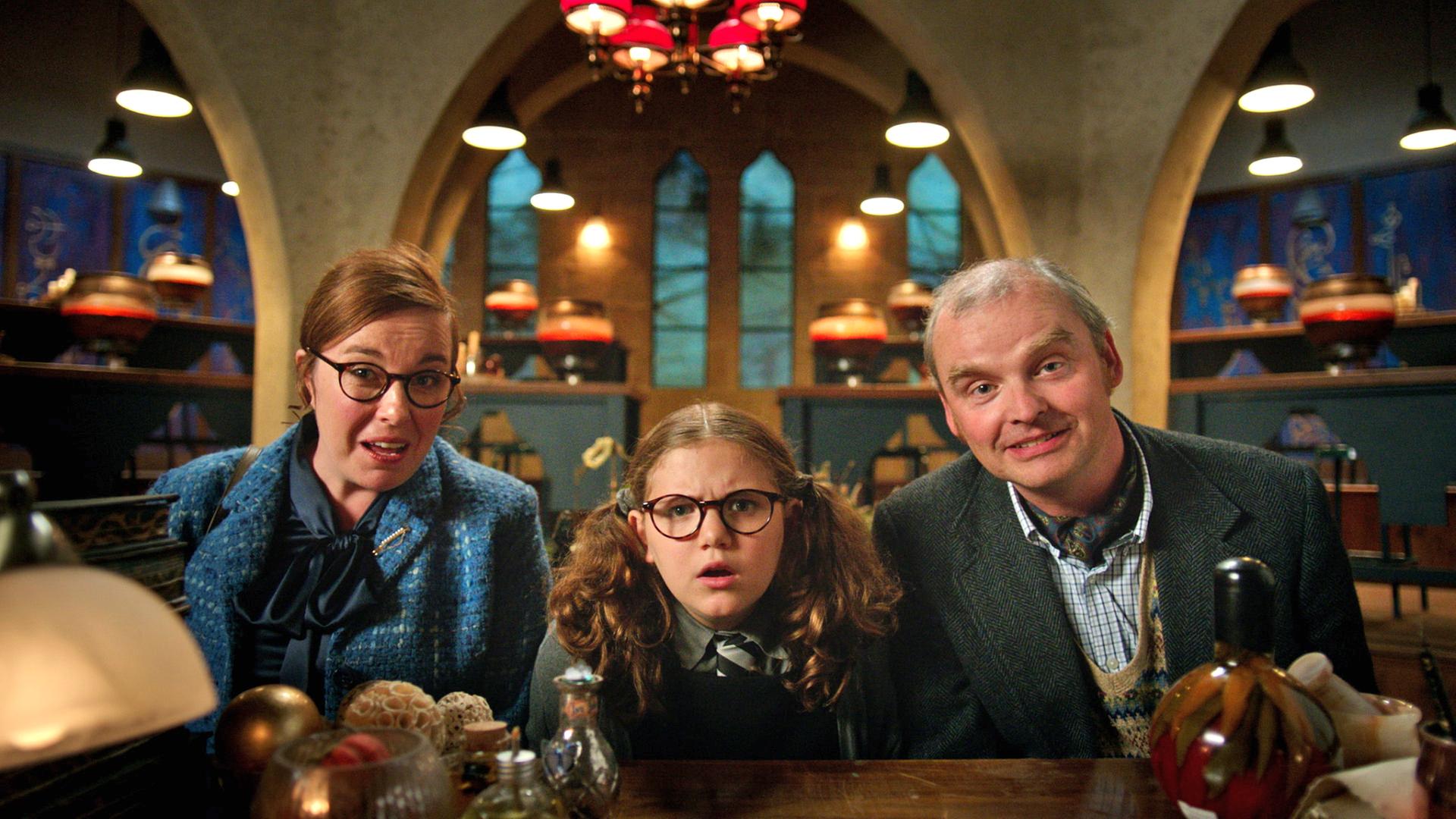 Maude und ihre Eltern schauen etwas verwirrt.