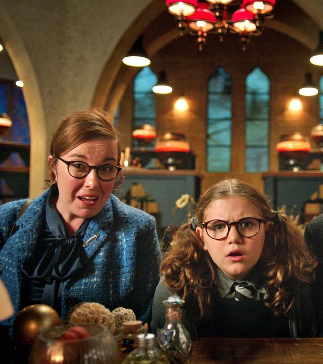 Maude und ihre Eltern schauen etwas verwirrt.