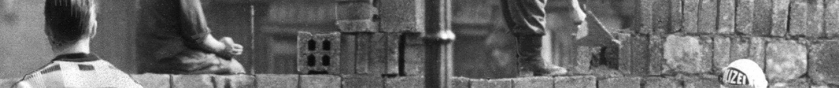 Mauerbau an der Bernauer Straße in Berlin im August 1961