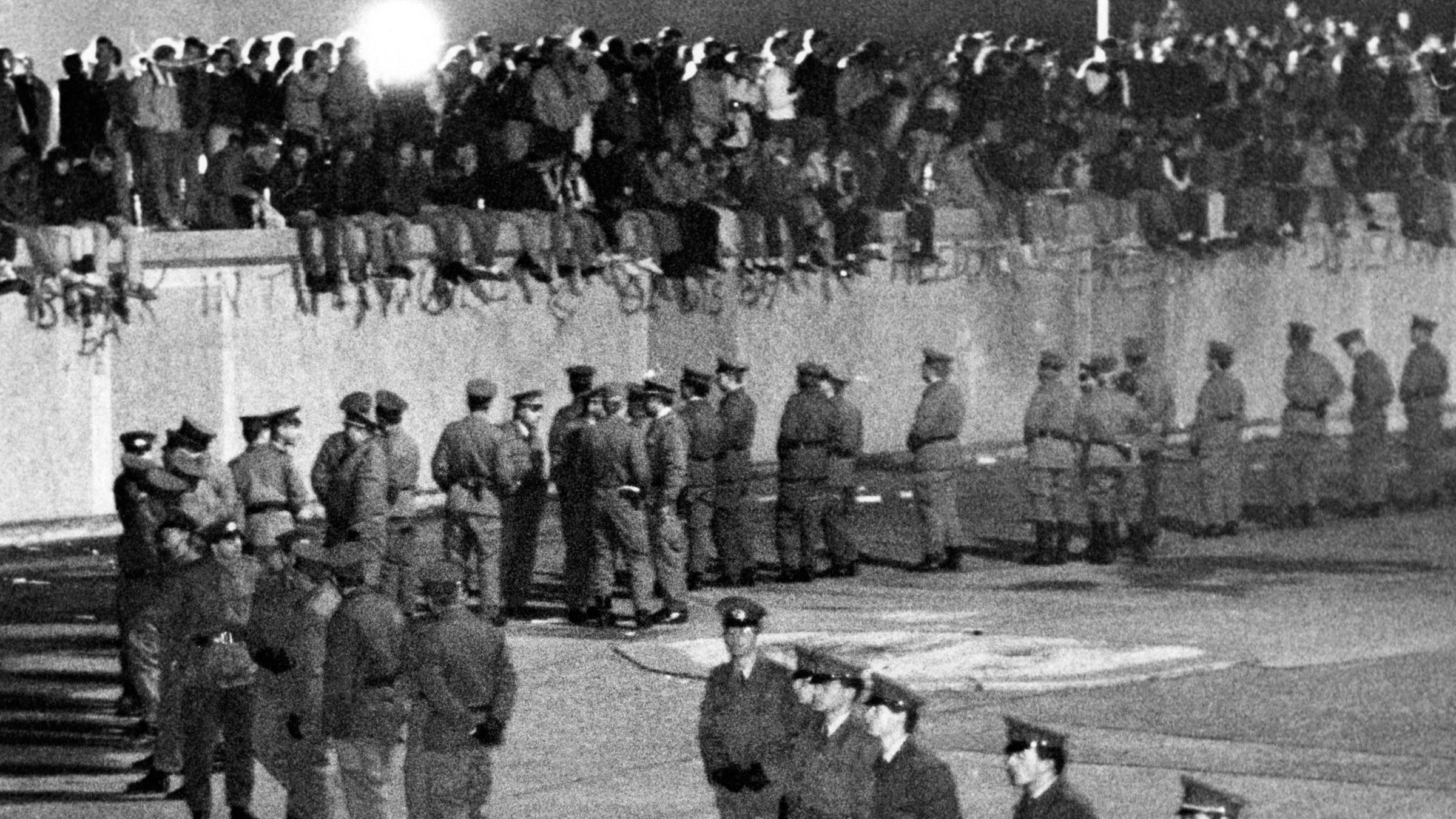 "Die 80er - Das explosive Jahrzehnt - 1987-89: Endzeitangst und Mauerfall": Maueröffnung in Berlin am 10. November 1989.