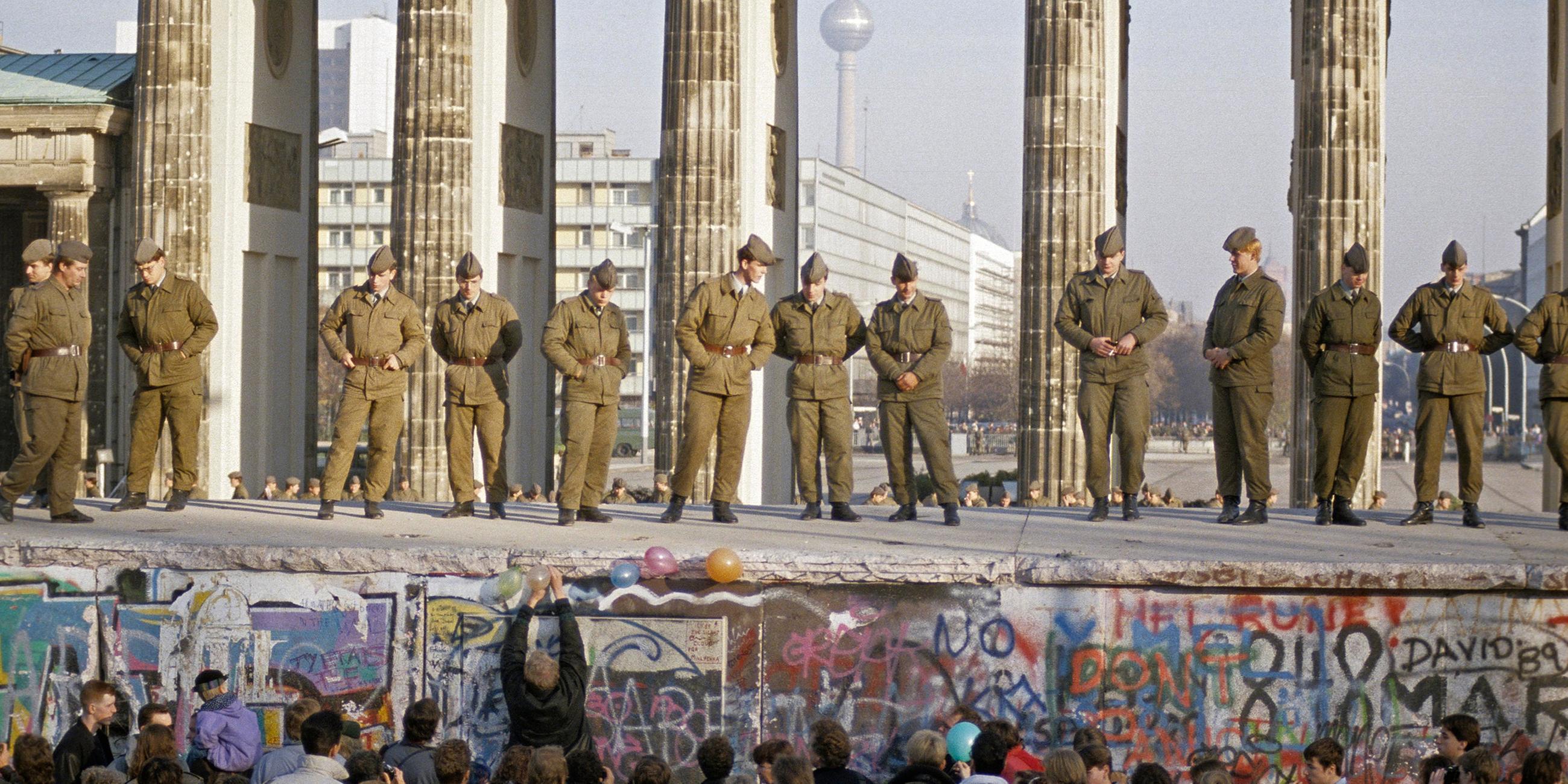 Archiv: DDR-Grenzsoldaten auf der Ringmauer vor dem Brandenburger Tor