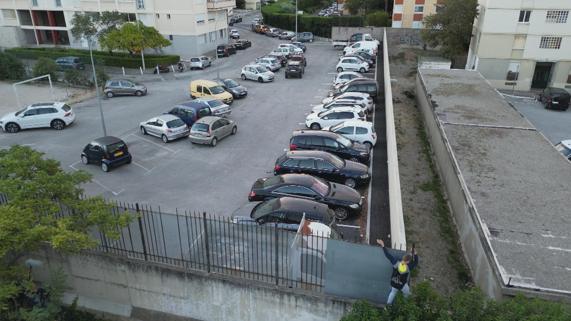Abschottung durch Zäune und Mauern in einem Wohnblock in Marseille