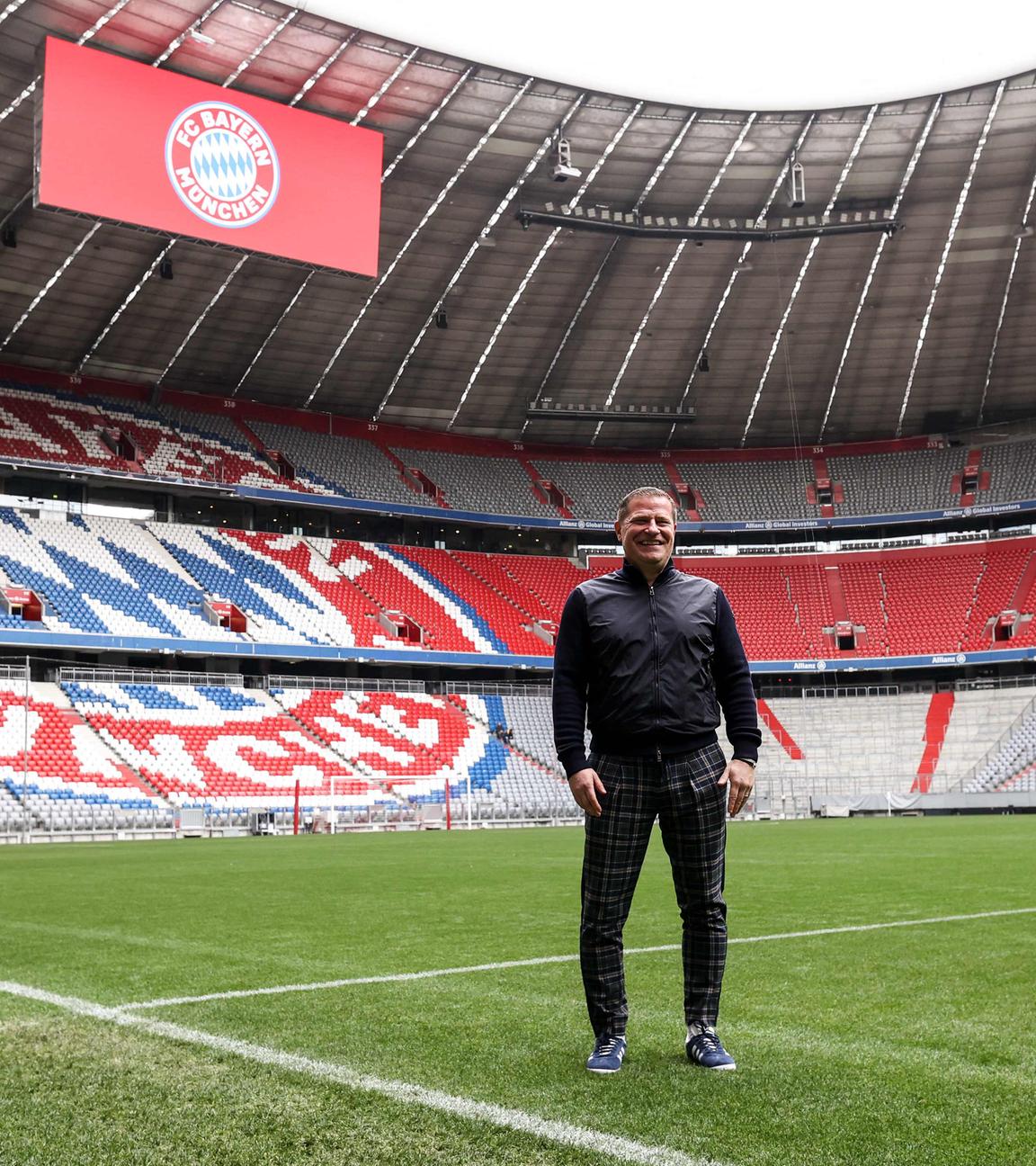 Max Eberl posiert nach seiner offiziellen Vorstellung als neuer Sportdirektor des Fußball-Erstligisten FC Bayern München am 27.02.2024 auf dem Rasen der Allianz Arena in München.