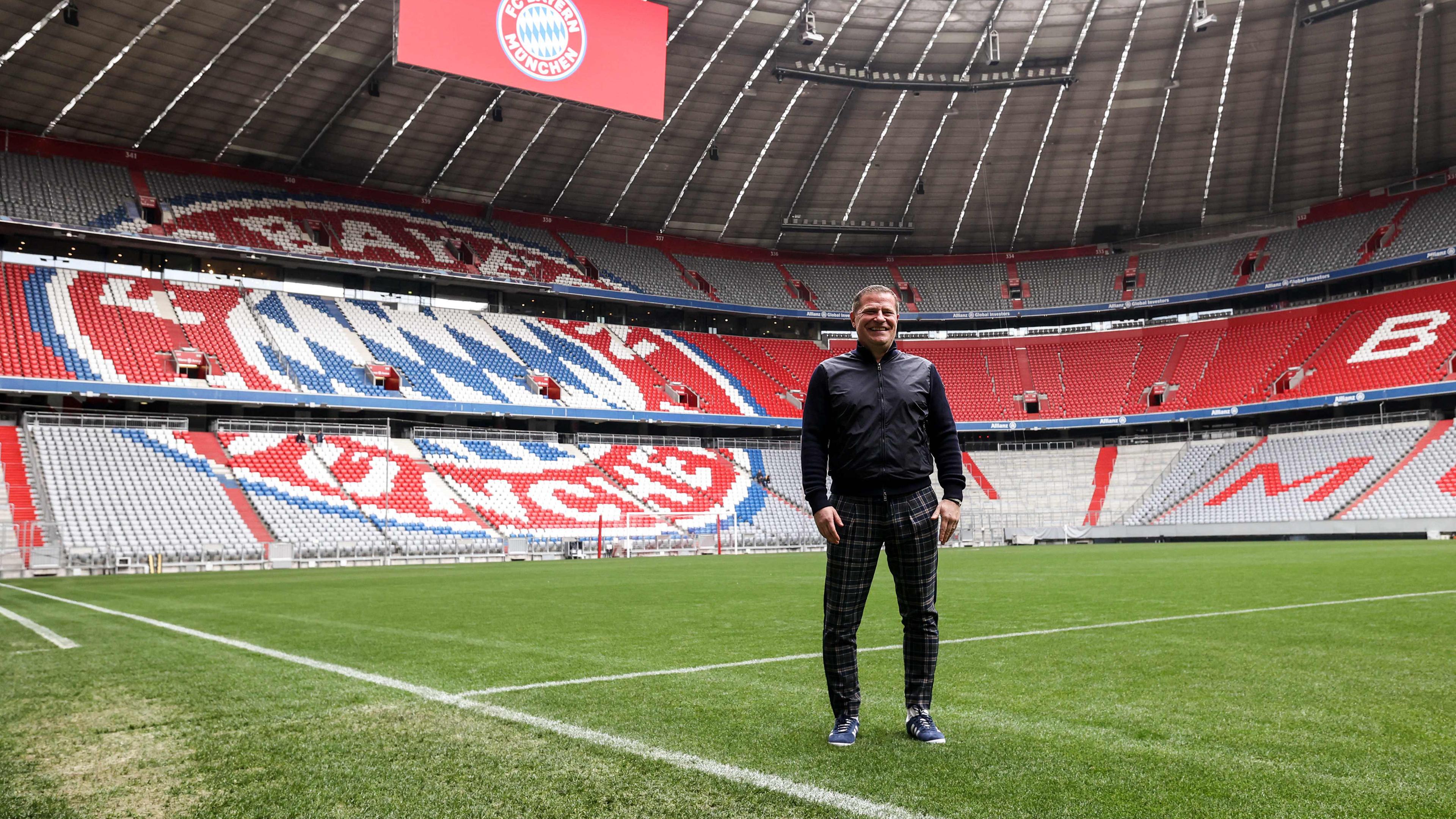 Max Eberl posiert nach seiner offiziellen Vorstellung als neuer Sportdirektor des Fußball-Erstligisten FC Bayern München am 27.02.2024 auf dem Rasen der Allianz Arena in München.