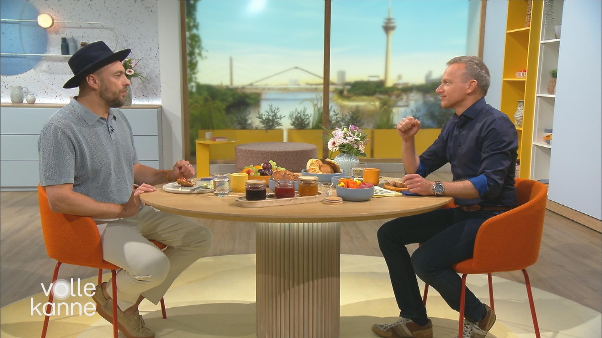 Max Mutzke und Carsten Rüger sitzen sich am "Volle Kanne"-Frühstückstisch gegenüber.