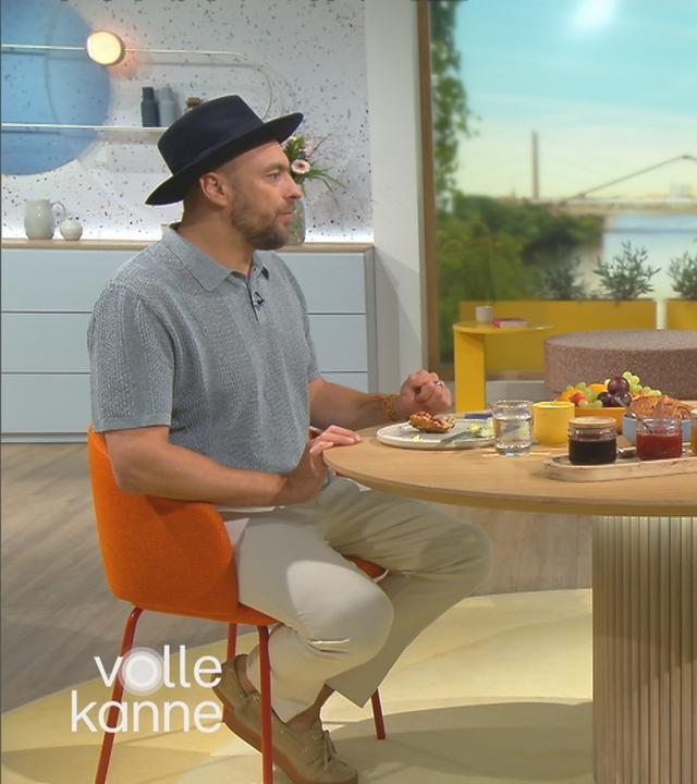 Max Mutzke und Carsten Rüger sitzen sich am "Volle Kanne"-Frühstückstisch gegenüber.