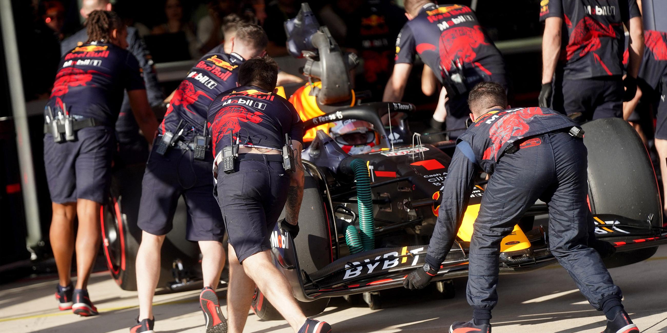 Max Verstappen,Red Bull, wird in seinem Fahrzeug nach dem Qualifying in die Garage geschoben
