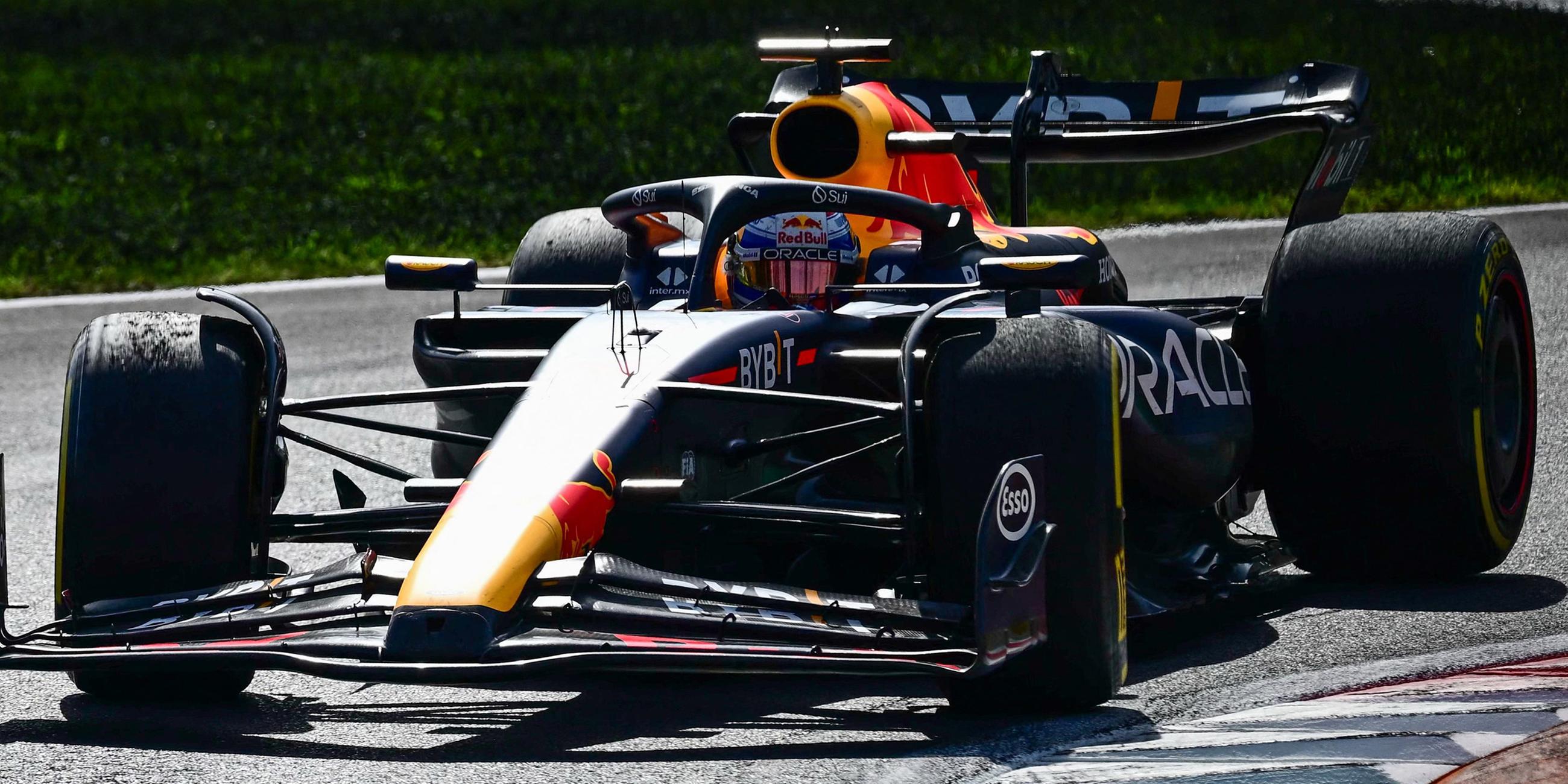 Der niederländische Red Bull Racing-Fahrer Max Verstappen führt das Rennen während des italienischen Formel-1-Grand-Prix-Rennens am 03.09.2023.