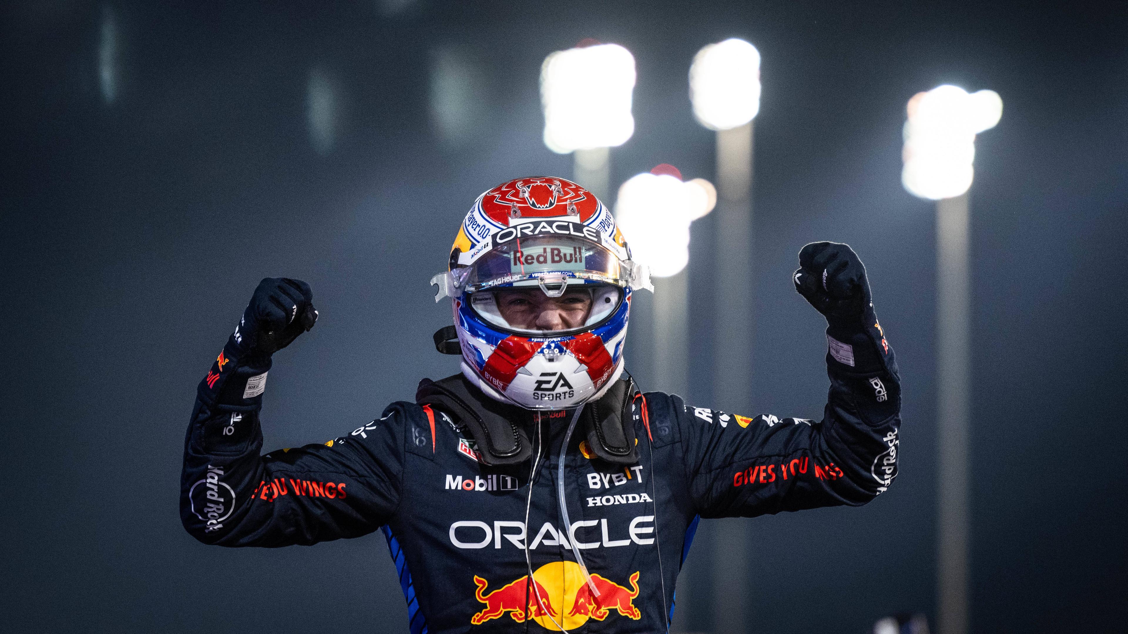 Max Verstappen jubelt nach seinem Sieg beim Grand Prix von Bahrain am 02.03.2024.