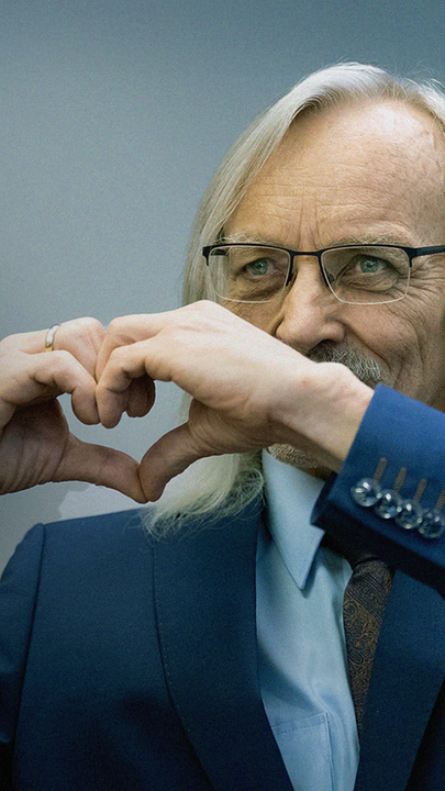 Reichsbürgerprozess: Ex-Elitesoldat Maximilian Eder vor Gericht, formt ein Herz mit den Händen