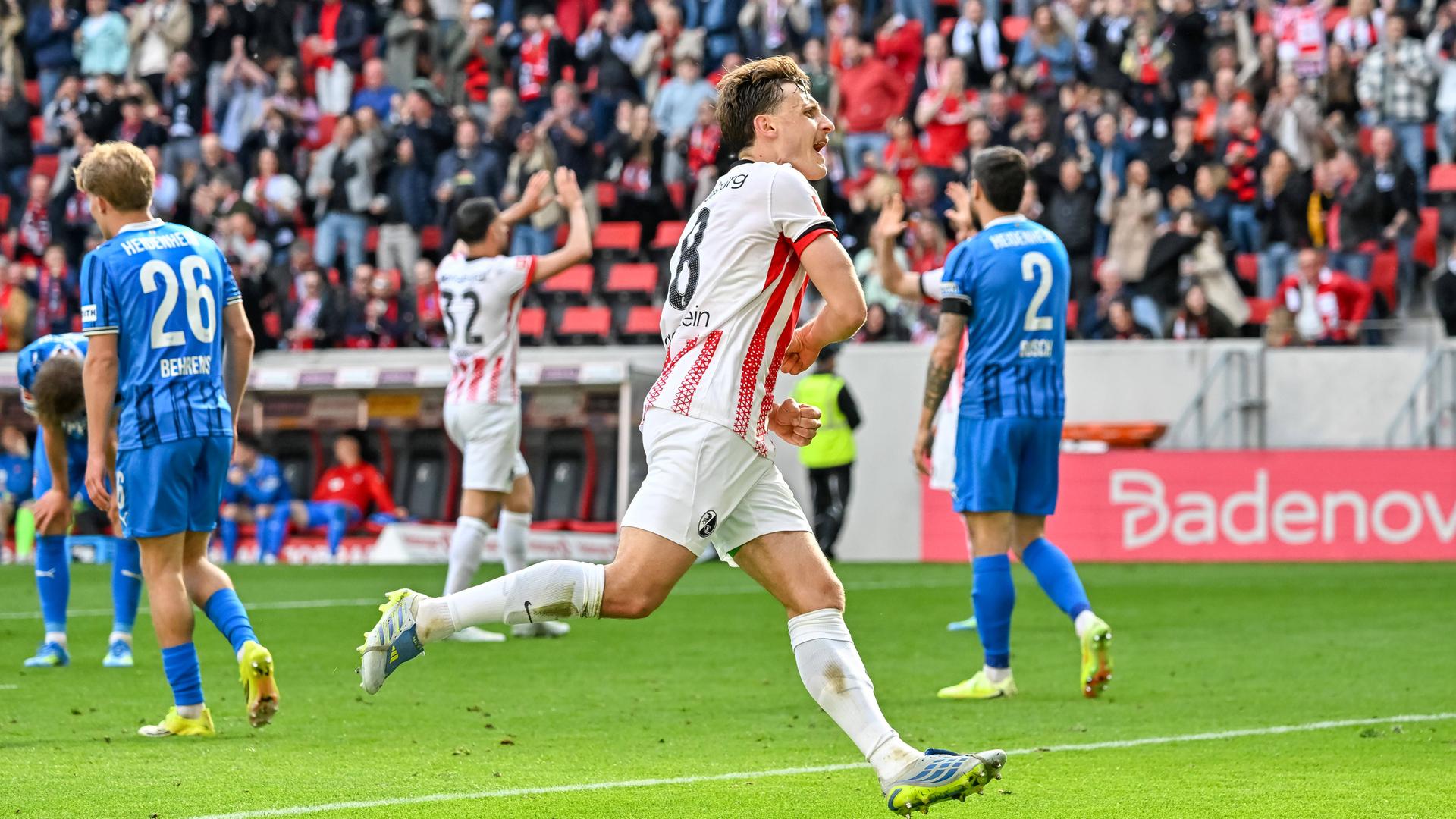 Jubel nach dem Führungstor: Maximilian Eggestein (SC Freiburg) erzielt das 2:1 gegen den 1. FC Heidenheim in der Bundesliga.