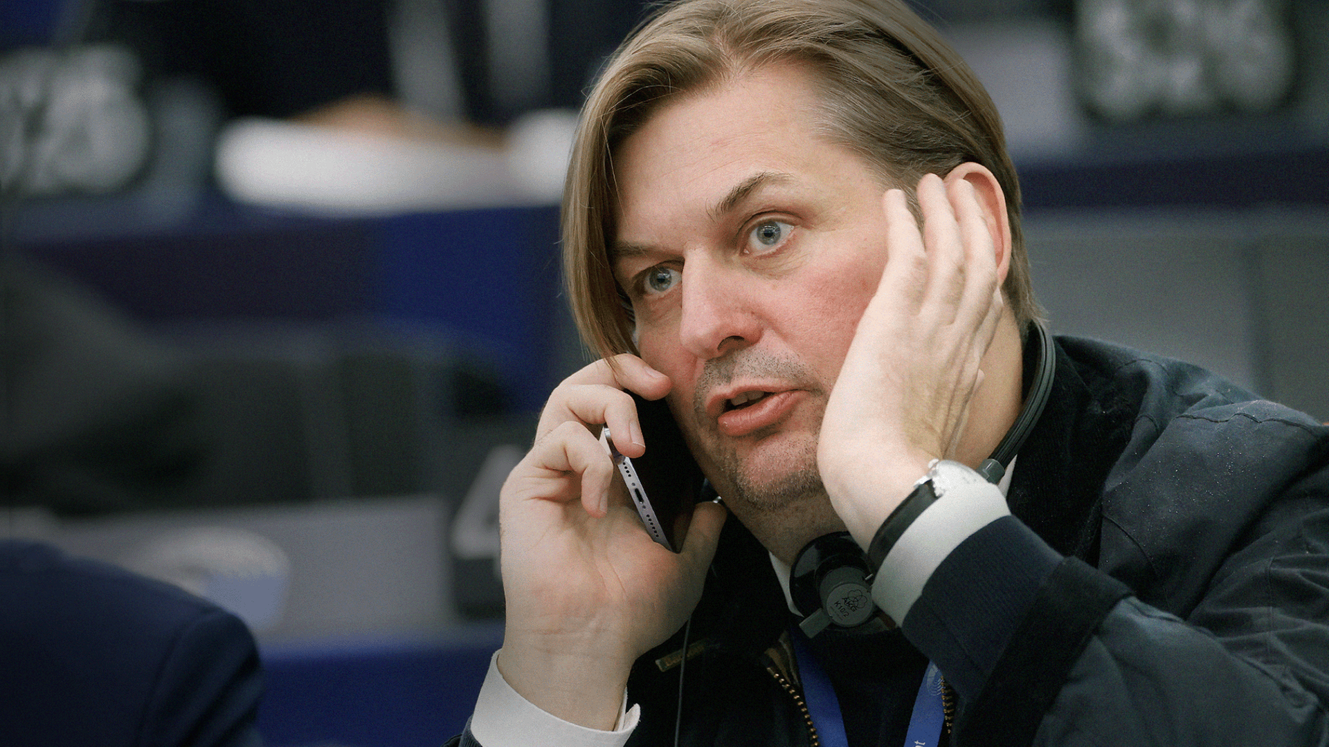 Maximilian Krah telefoniert mit Handy im Europaparlament