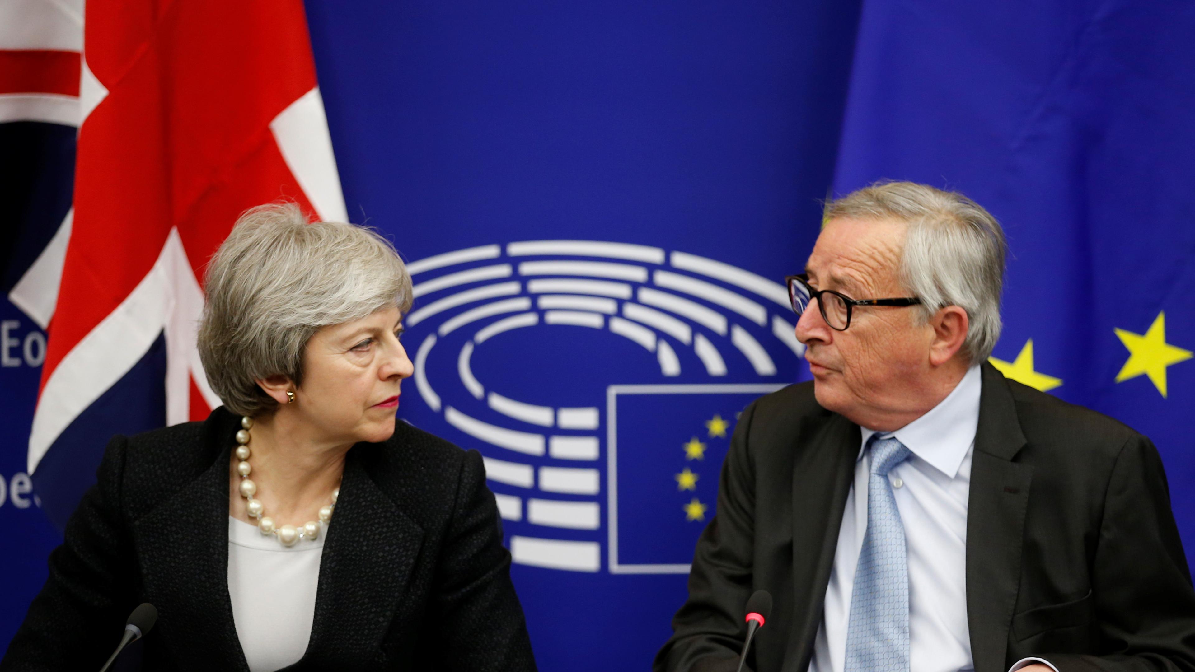 Theresa May und Jean-Claude Juncker erzielen in Straßburg einen Durchbruch bei den Brexit-Verhandungen.