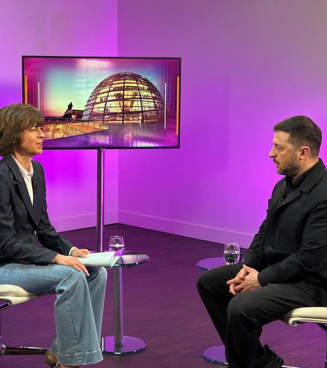 Der ukrainische Präsident Wolodymyr Selenskyj im Gespräch mit ZDF-Moderatorin Maybrit Illner am Dienstag, den 14. April 2026, im Rahmen der deutsch-ukrainischen Regierungskonsultationen in Berlin.
