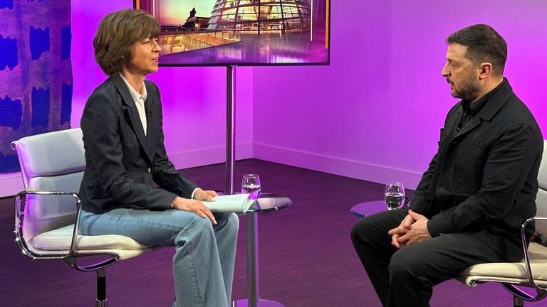 Der ukrainische Präsident Wolodymyr Selenskyj im Gespräch mit ZDF-Moderatorin Maybrit Illner am Dienstag, den 14. April 2026, im Rahmen der deutsch-ukrainischen Regierungskonsultationen in Berlin.