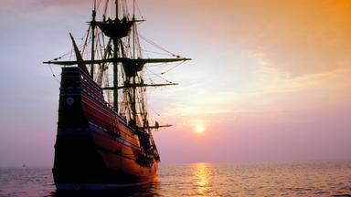 Ein Mayflower Segelschiff-Nachbau im Sonnenuntergang