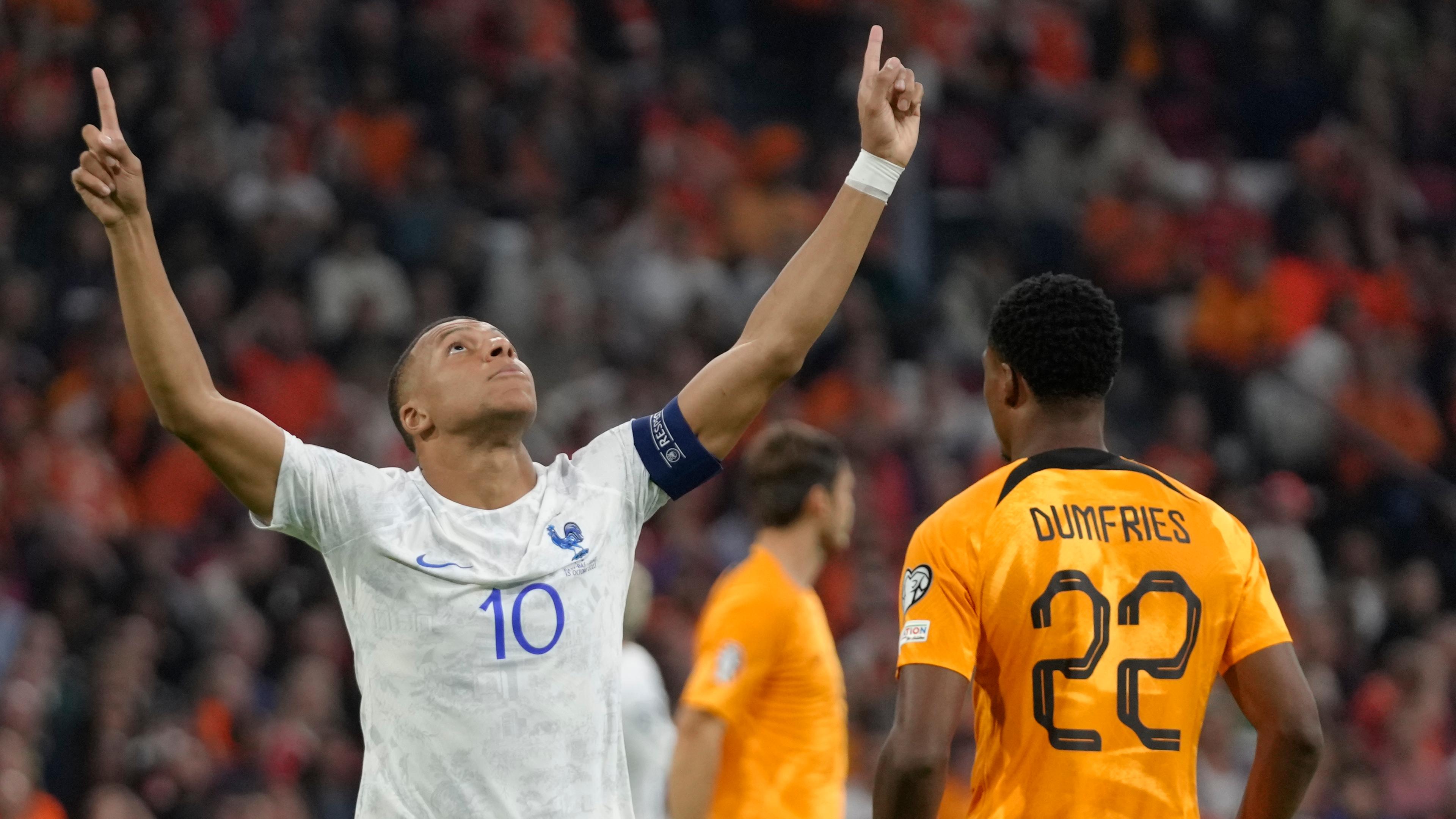 Kylian Mbappe jubelt mit beiden Armen in der Luft.