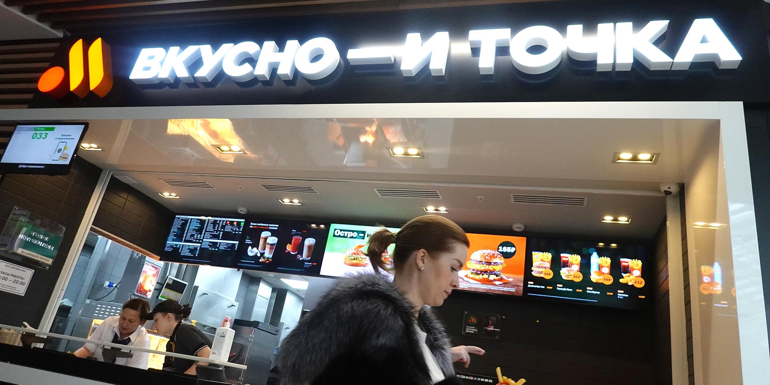 Verkaufstresen des McDonald's-Nachfolgers Wkusno i totschka in Moskau