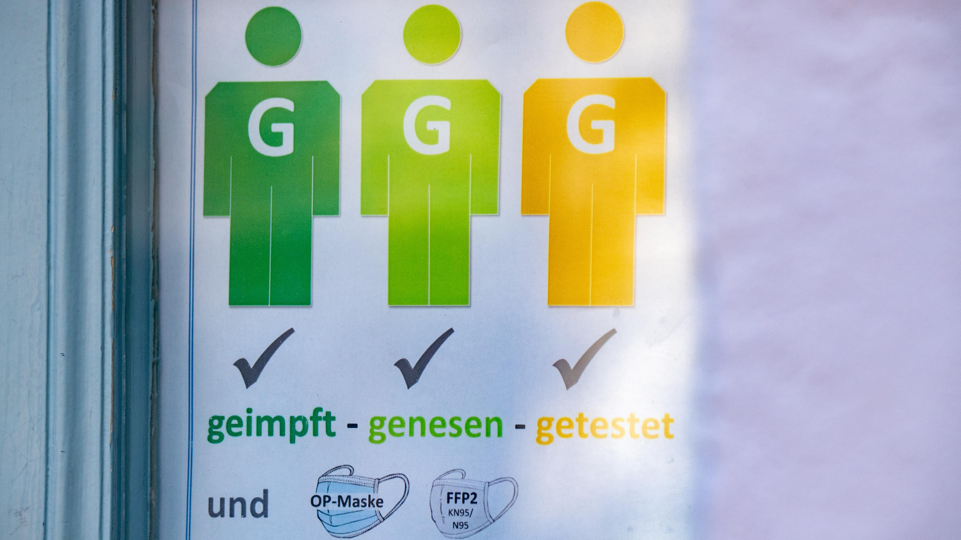 Mecklenburg-Vorpommern, Stralsund: Produktion: Ein Schild weist an einer Tür auf die 3G Regel hin. Der Weg für ein Ende der meisten bundesweiten Corona-Beschränkungen ist frei. 