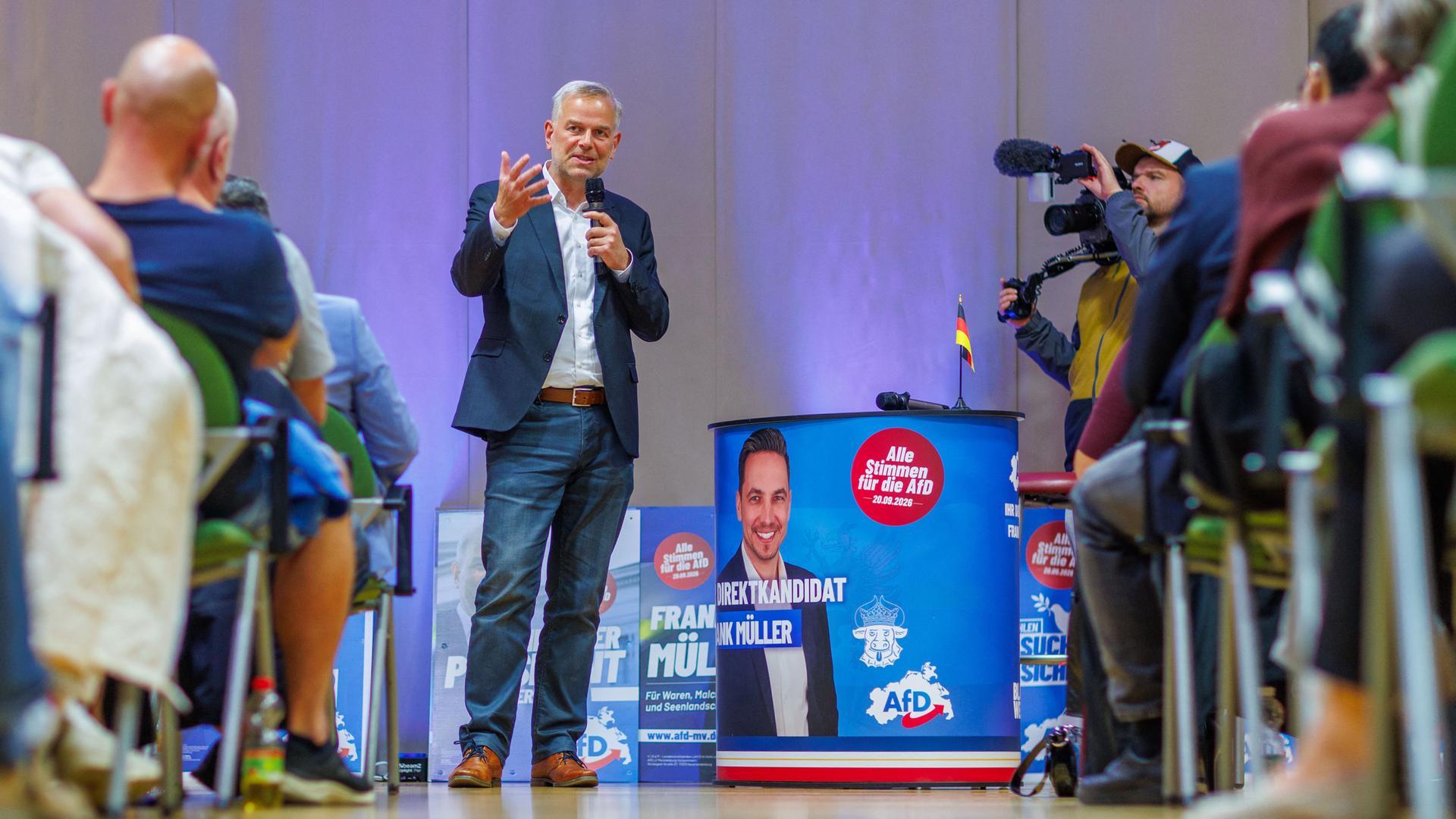 Leif-Erik Holm (M), Spitzenkandidat der AfD für die Landtagswahl in Mecklenburg-Vorpommern, spricht beim Bürgerdialog in den "Bürgerstuben". Am 20.09.2026 wird in Mecklenburg-Vorpommern ein neuer Landtag gewählt.