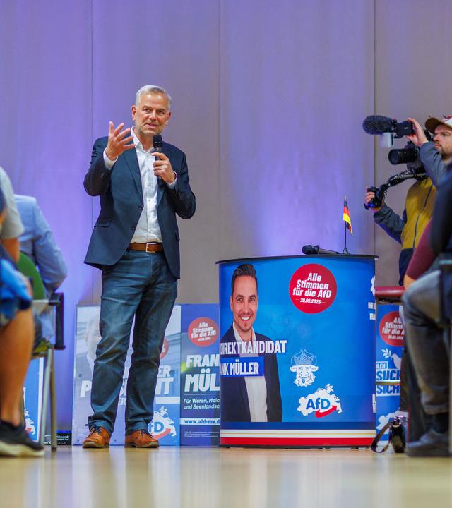 Leif-Erik Holm (M), Spitzenkandidat der AfD für die Landtagswahl in Mecklenburg-Vorpommern, spricht beim Bürgerdialog in den "Bürgerstuben". Am 20.09.2026 wird in Mecklenburg-Vorpommern ein neuer Landtag gewählt.