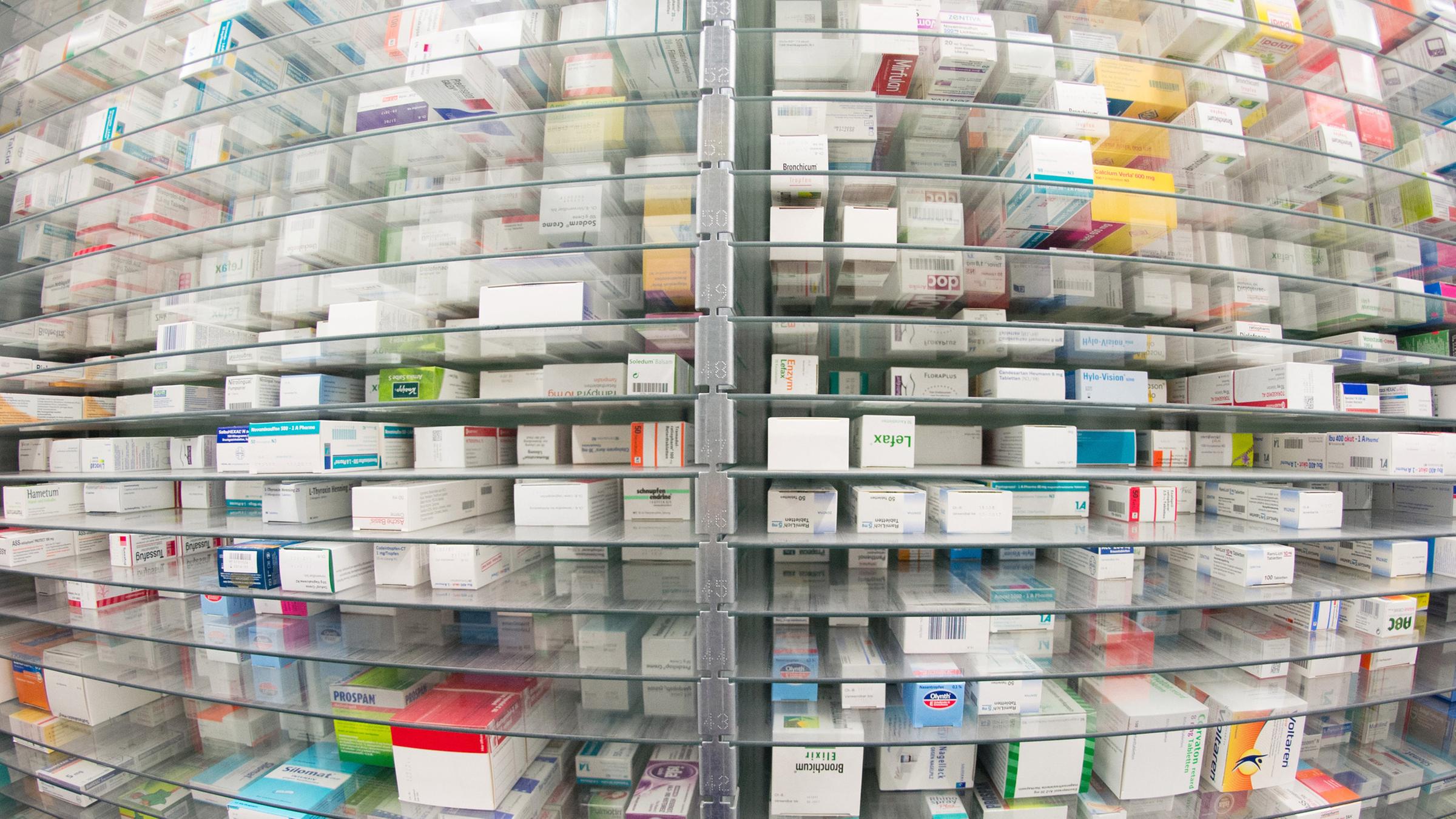 Medikamente liegen in den Regalen eines Kommissionierautomaten einer Apotheke.