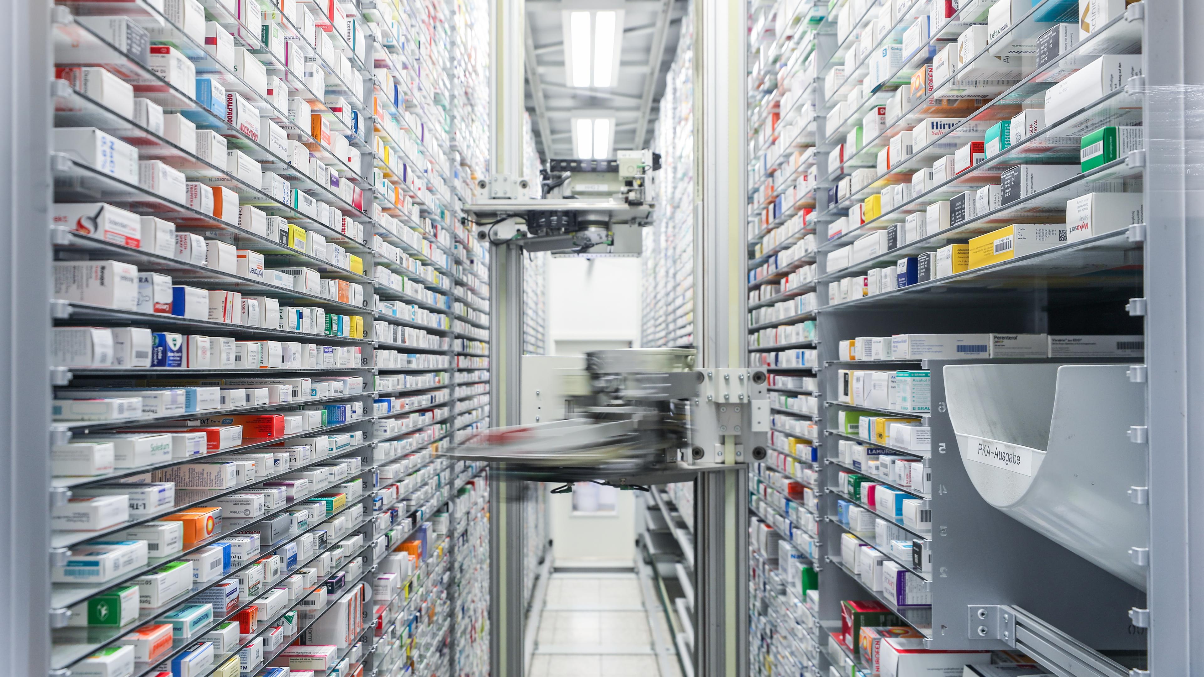 Ein Blick in das automatisierte Medikamentenlager einer Apotheke in Sachsen.