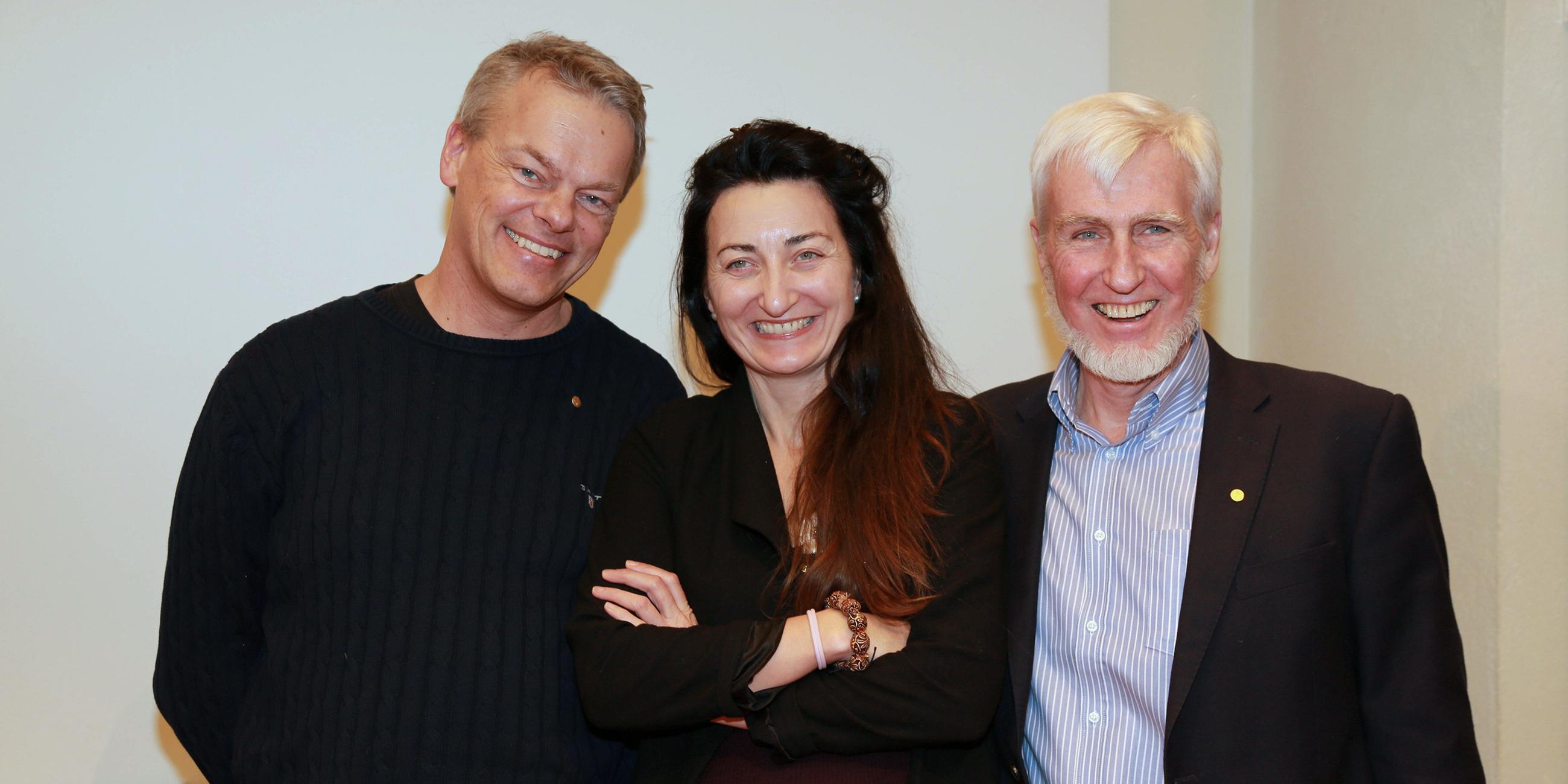 Das norwegische Ehepaar May-Britt und Edvard Moser sowie John O'Keefe (USA/Großbritannien) für die Entdeckung eines Navis im Hirn.