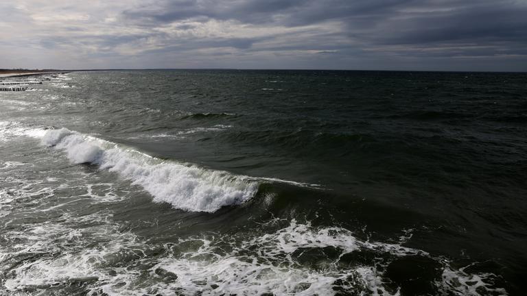 Wellen brechen sich in der Nähe des Ostseestrandes