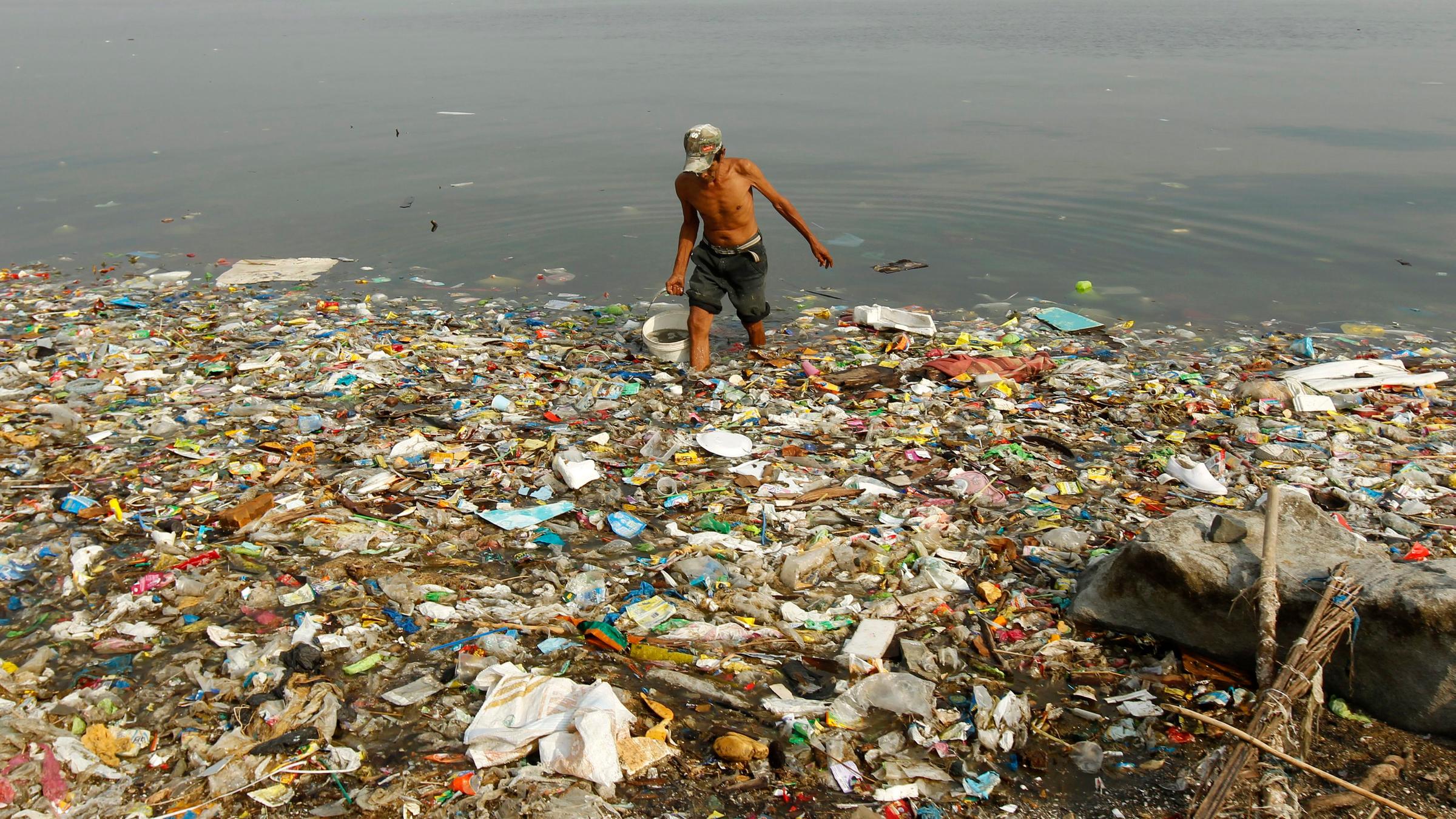 Загрязнение рек морей